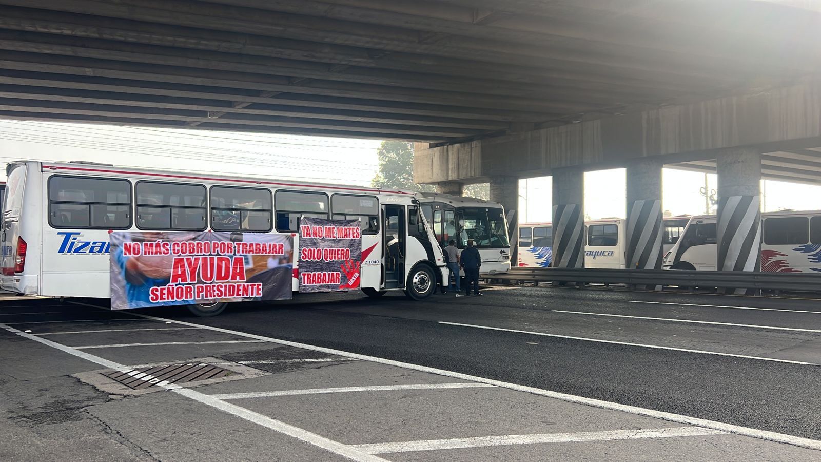 Transportistas realizan bloqueo a la altura de San Cristóbal, Ecatepec