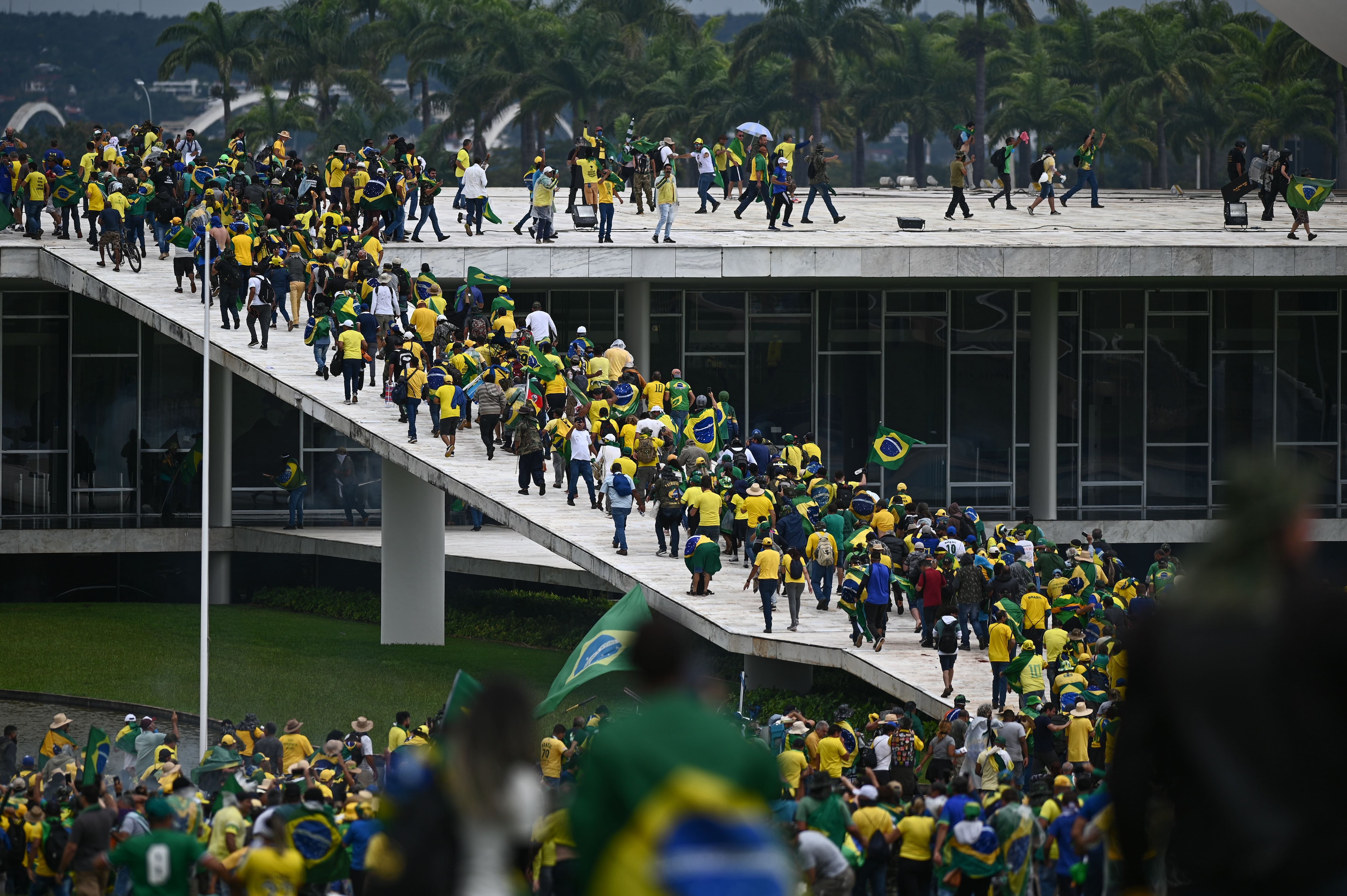 Los tribunales de Brasil solicitaron a Argentina la extradición de 63 bolsonaristas involucrados en los ataques del 8 de enero de 2023 en Brasilia, quienes pidieron asilo político en el país, la Justicia argentina debe decidir si concede la extradición o mantiene su estatus de refugiados /EFE/ Andre Borges 