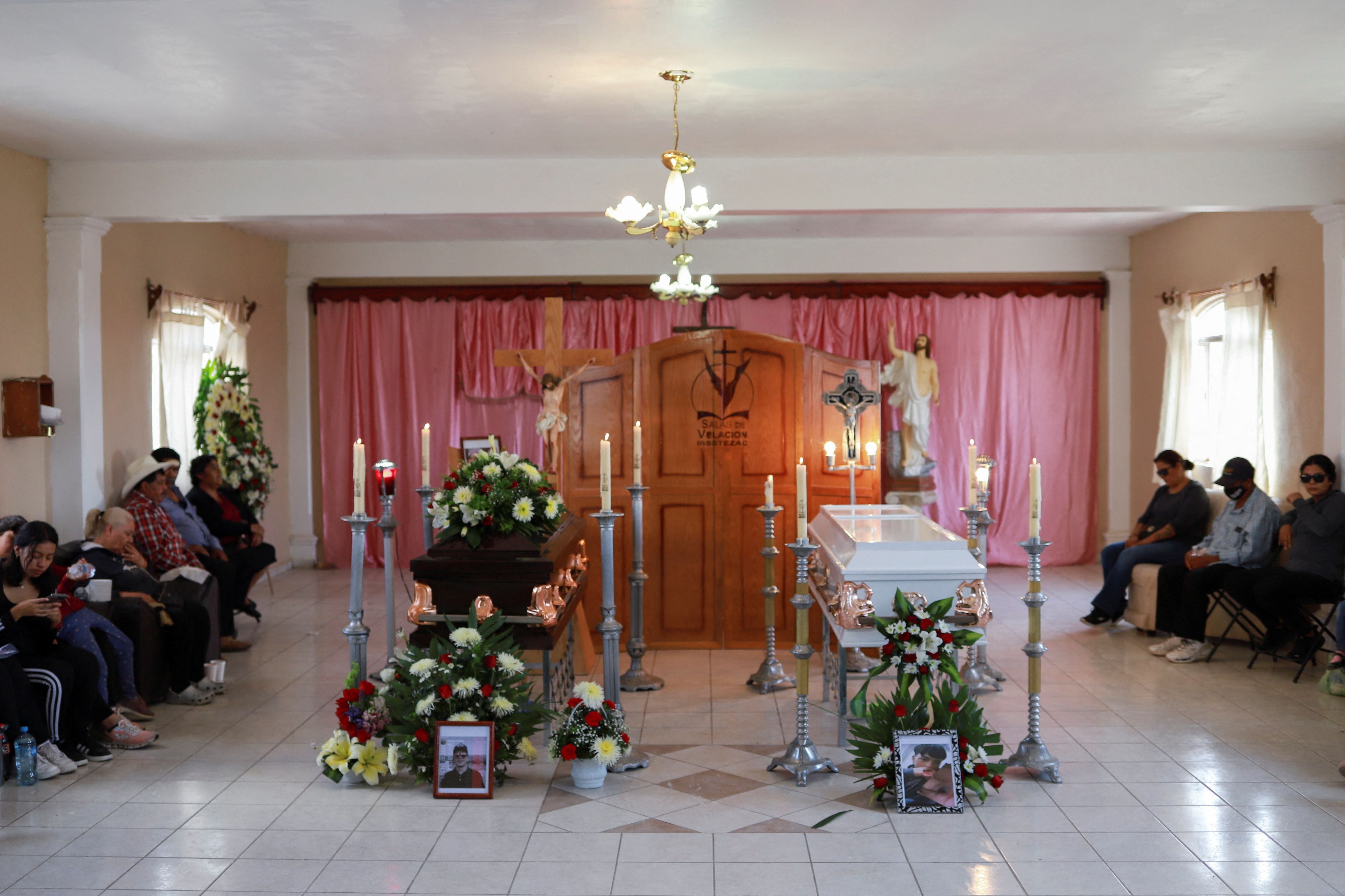 Familiares asisten al funeral de los adolescentes Oscar Ernesto Rojas Alvarado y Diego Rodríguez Vidales, quienes fueron encontrados muertos en un rancho junto con otras cuatro personas, en Malpaso, en el estado de Zacatecas, México, el 28 de septiembre de 2023. REUTERS/Edgar Chávez