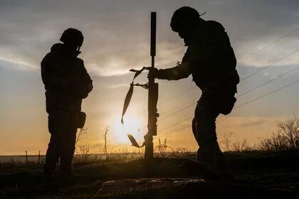 Francotiradores del ejército ucraniano se recortan en un campo de tiro cerca de la línea del frente, en medio del ataque de Rusia a Ucrania, en la región de Donetsk. REUTERS/Viacheslav Ratynskyi
