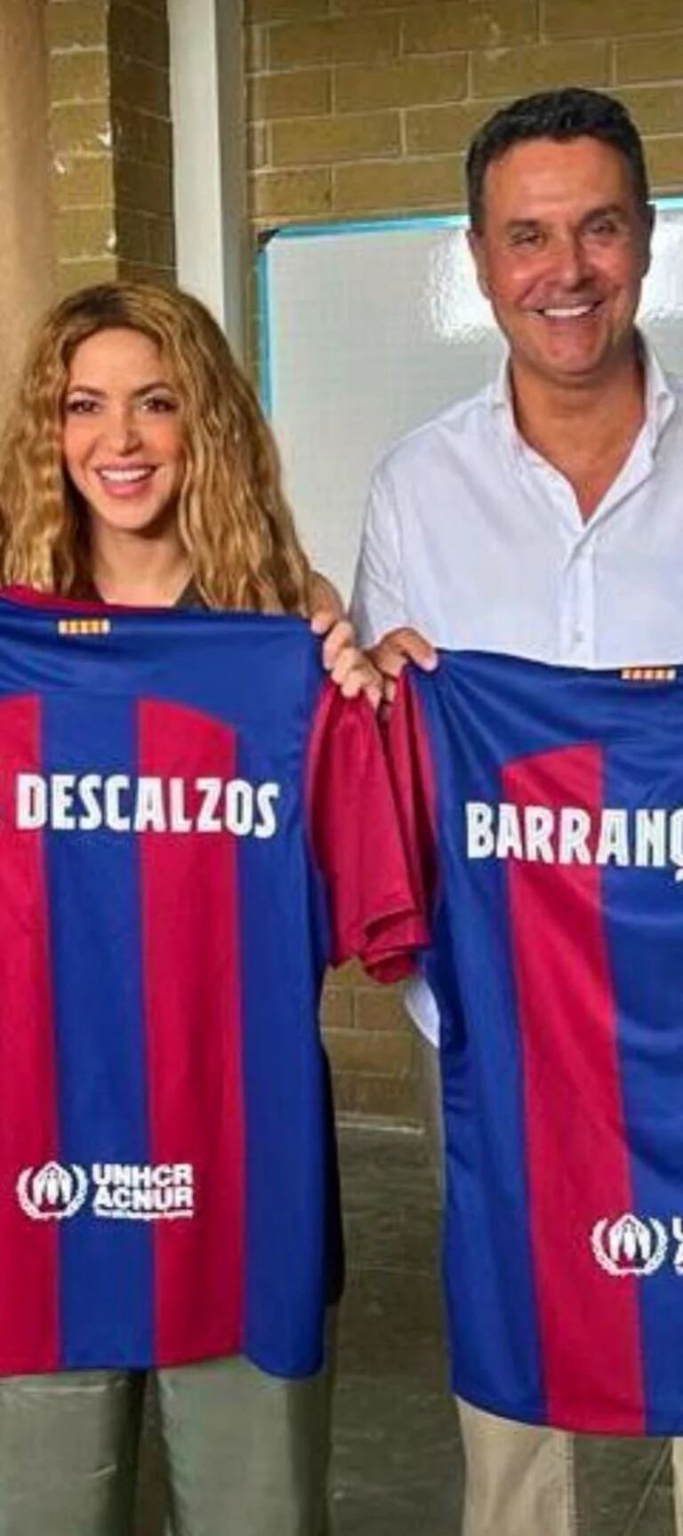 Shakira no guarda rencor! La artista posa con una camiseta del Barça  durante un evento en Barranquilla