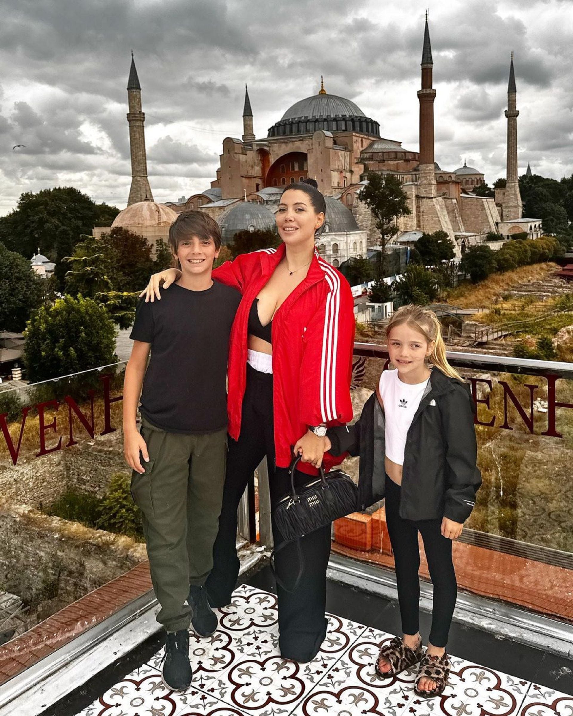El accesorio de lujo que llevó Wanda Nara a Estambul – Revista Para Ti