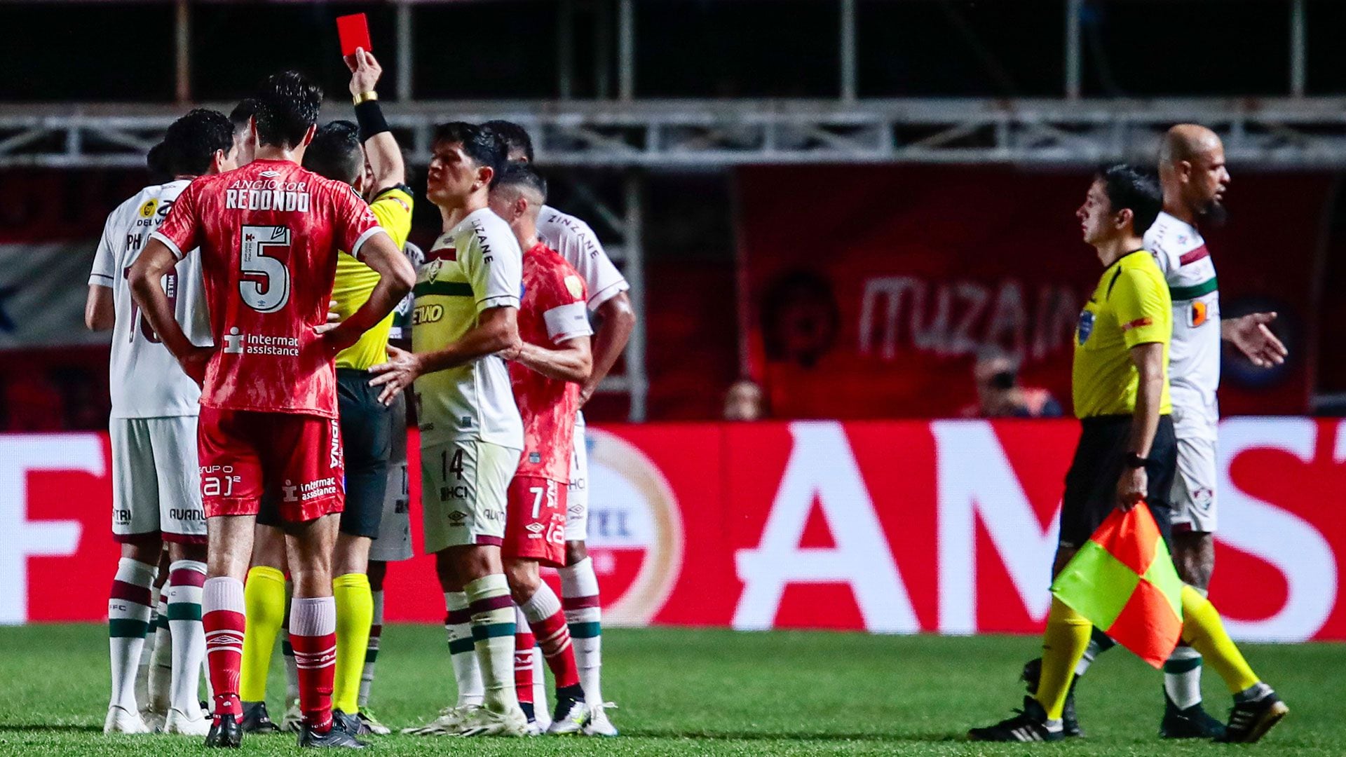 "El reglamento dice que cuando hay un fracturado o una lesión grave, y hay un contacto físico entre los jugadores, independientemente de la intención tiene que expulsarlo", afirmó el directivo de Argentinos (Foto: EFE/ Luciano González) 