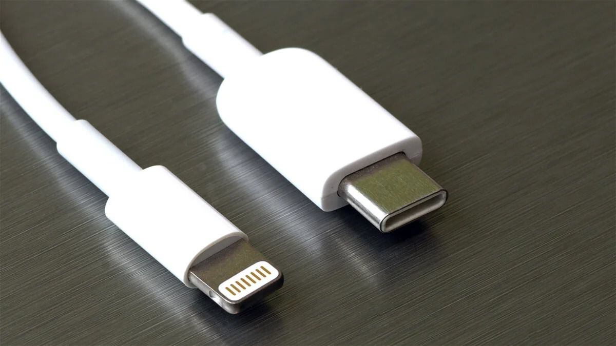 Diferencias entre el cable lightning y el cable USB-C para el iPhone. (Xataka)