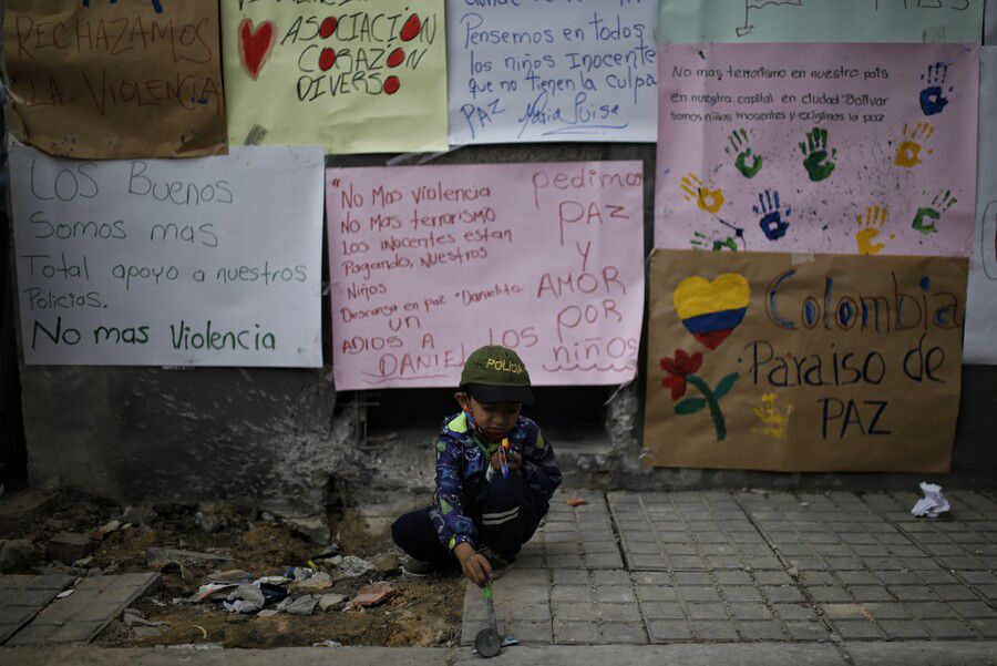 Tribute to the victims of the attack in the CAI of Arborizadora Alta, Ciudad Bolívar. Photo: Colprensa-Sergio Acero