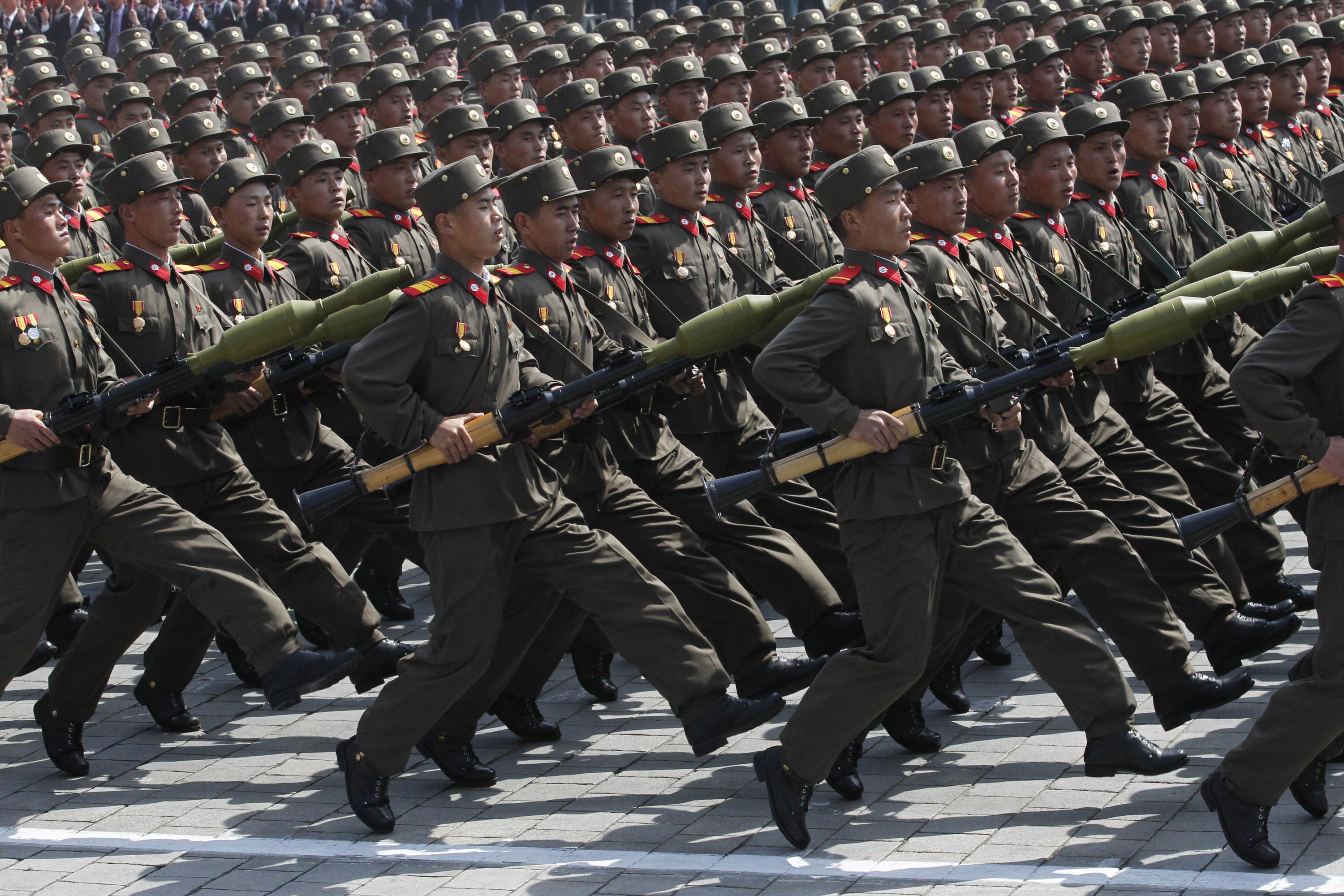 Soldados norcoreanos marchan en un multitudinario desfile militar en la Plaza Kim Il Sung, en Pyongyang (AP Foto/Ng Han Guan, Archivo)