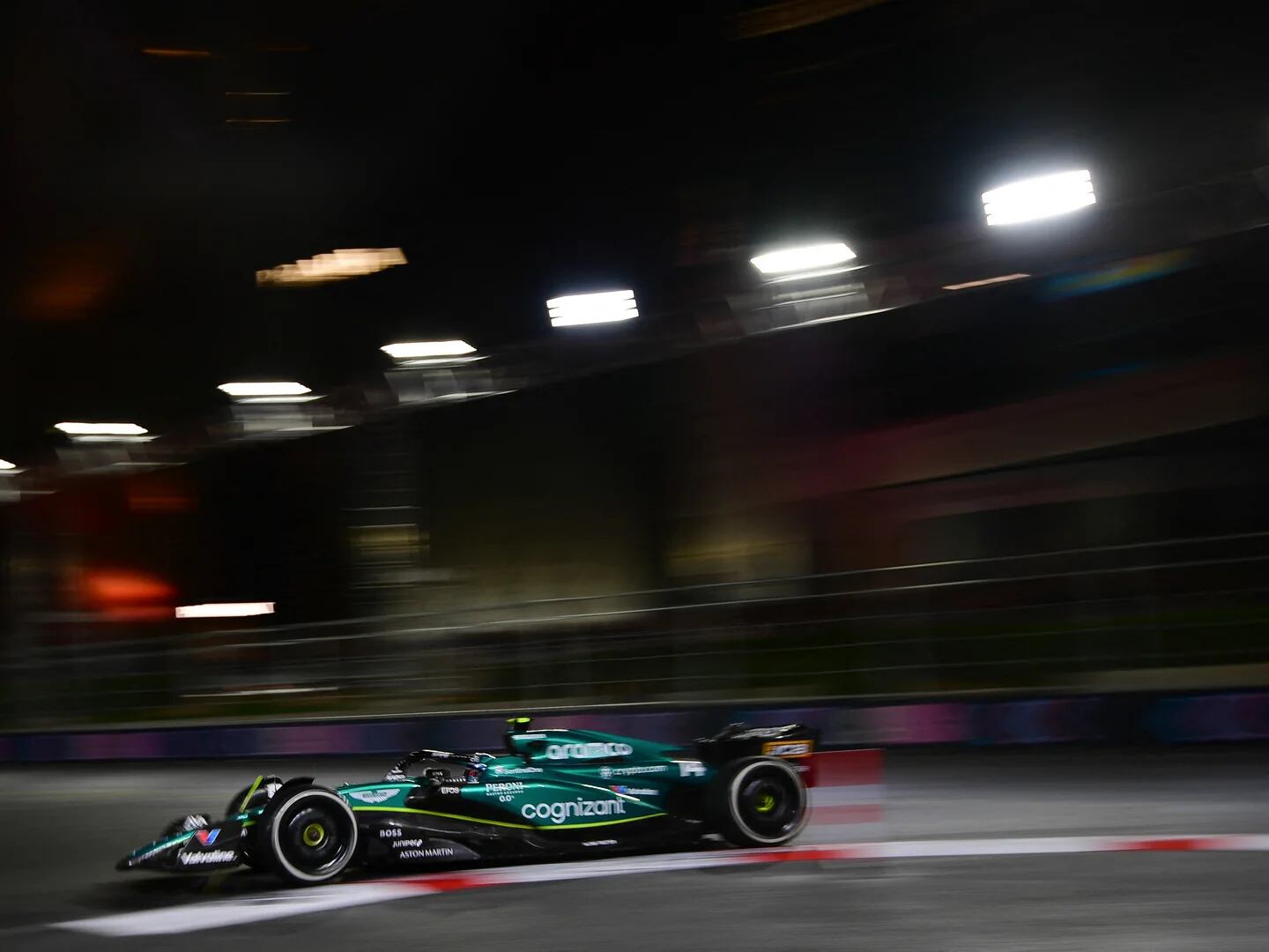 El calvario de Fernando Alonso en la noche de Marina Bay en la peor carrera  de Aston Martin