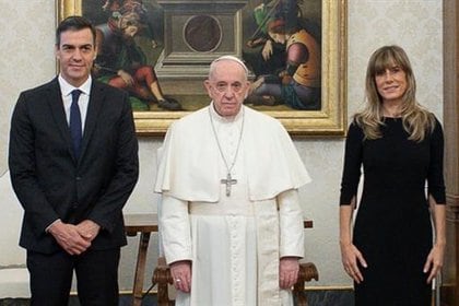 Pedro Sánchez y su esposa con el Papa Francisco en el Vaticano.  SOCIEDAD DE NOTICIAS DEL VATICANO