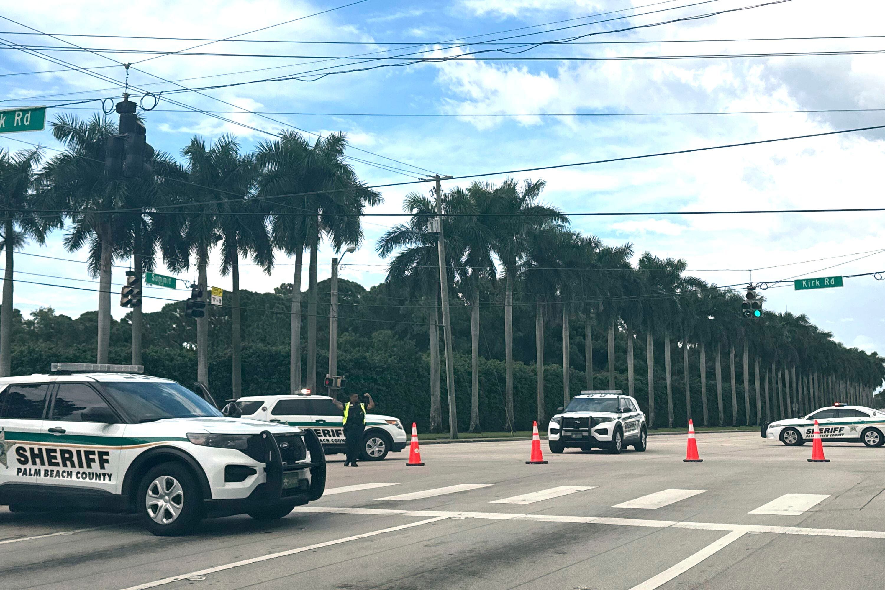 Patrullas de policía en las inmediaciones del club de golf de Trump en West Palm Beach (AP Photo/Stephanie Matat)