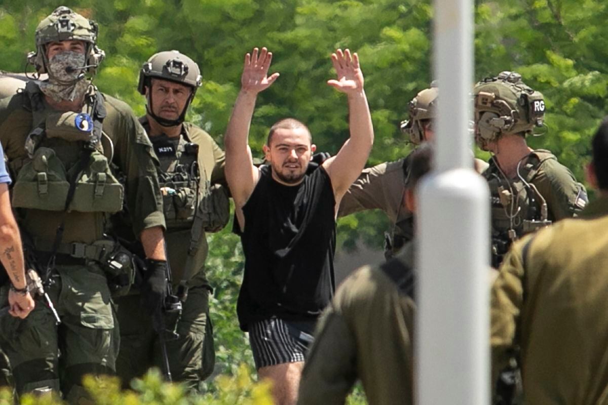 Almog Meir Jan, de 22 años, secuestrado en Israel durante el ataque de Hamás levanta las manos tras llegar en helicóptero al Centro Médico Sheba en Ramat Gan. (AP Foto/Tomer Appelbaum)