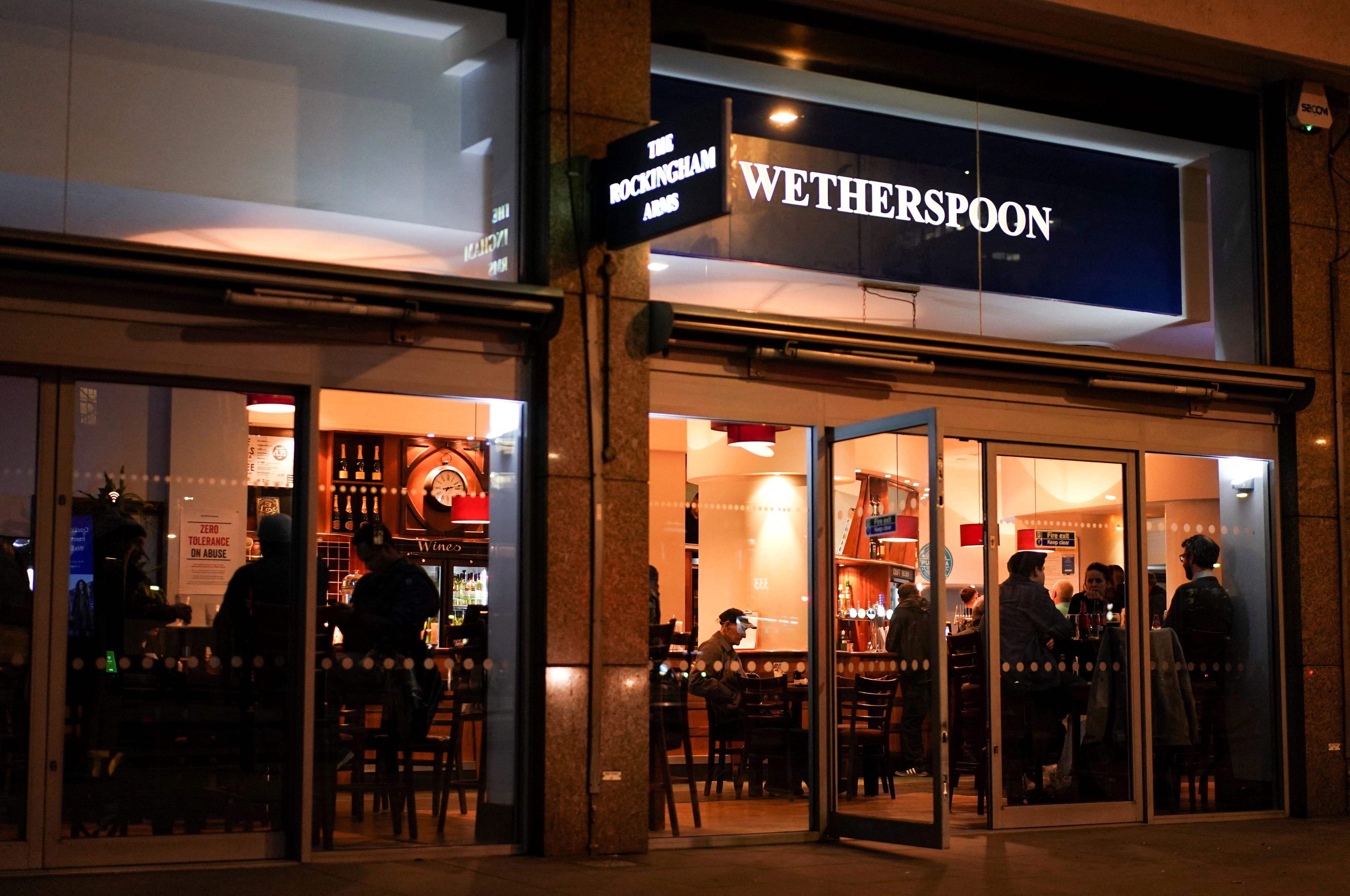 Fachada de un bar Wetherspoon en Londres (REUTERS/Henry Nicholls/File Photo)