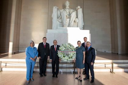 Washington, DC, Estados Unidos. 8 de julio de 2020.
Andrés Manuel López Obrador, Presidente de México encabeza las Ceremonias de depósito de ofrendas florales en los Monumentos a Abraham Lincoln y  Benito Juárez. 
Foto:Presidencia
