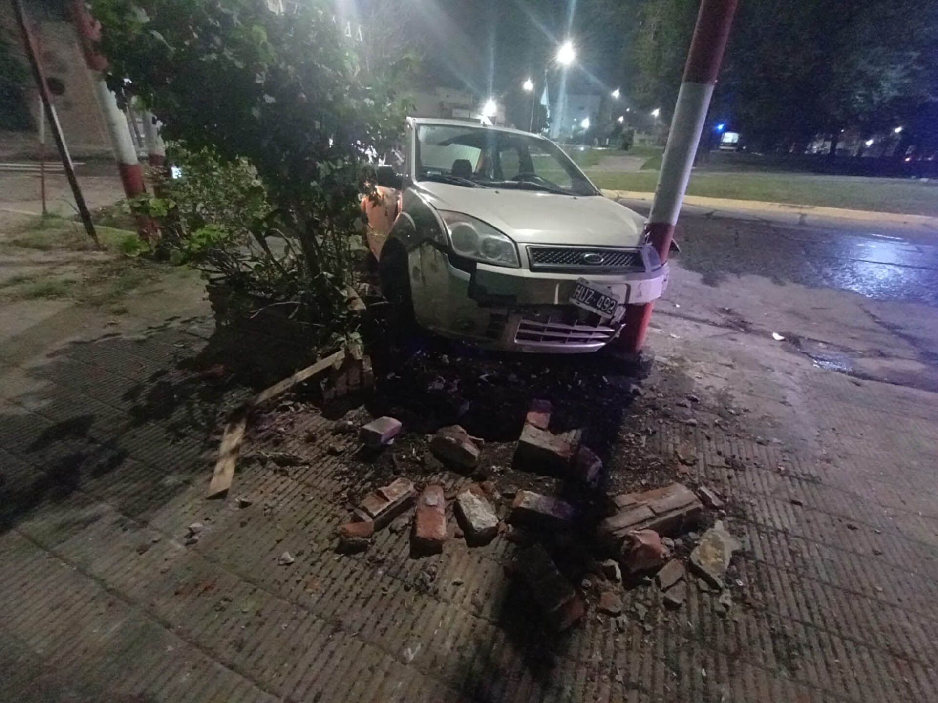 Policía chocó su auto contra un poste en La Plata