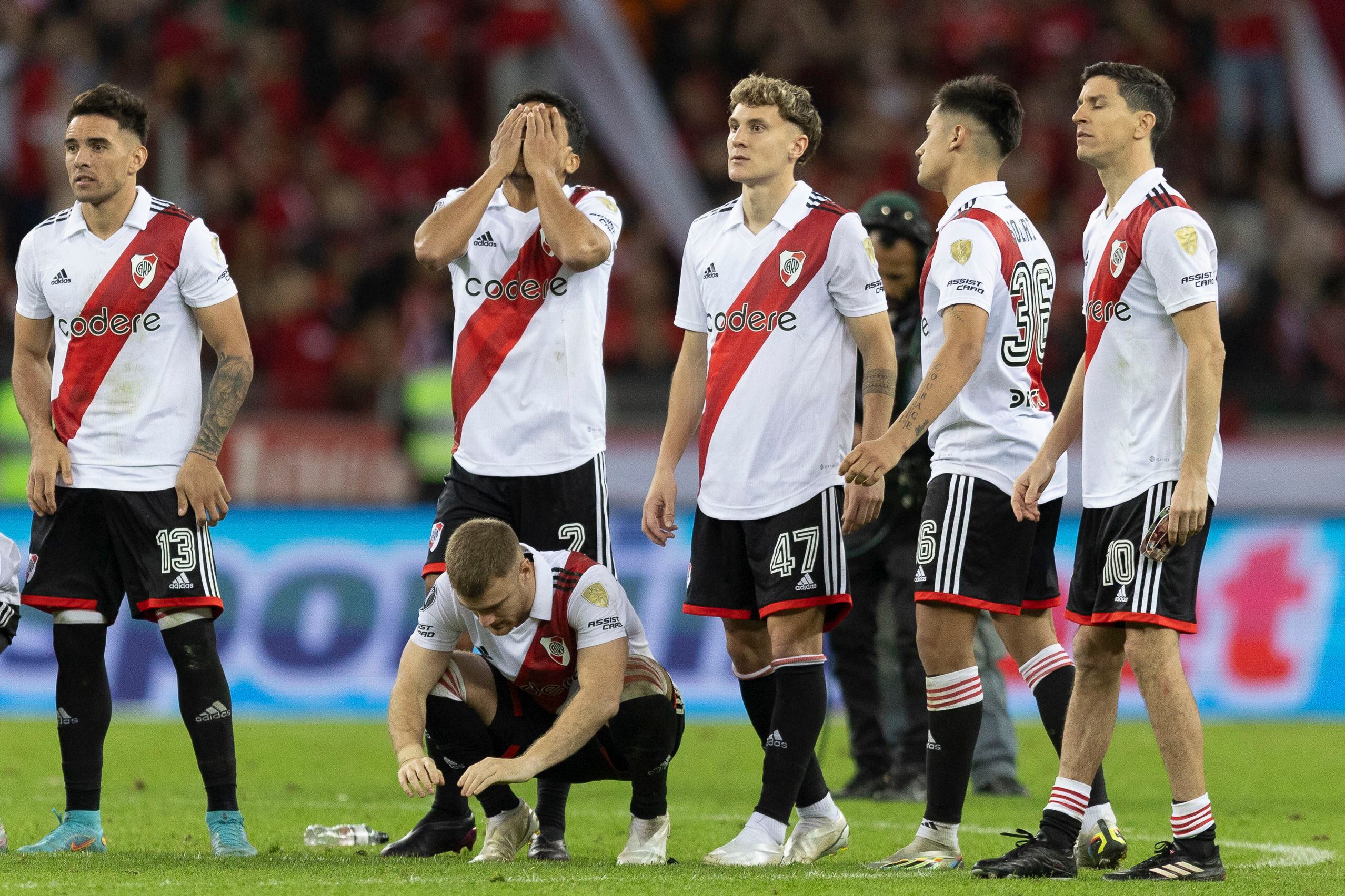 Los jugadores de River Plate se lamentan durante la tanda de penales ante Internacional de Brasil, en la Copa Libertadores. (AP Foto/Liamara Polli)