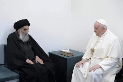 El papa Francisco con el principal clérigo chiíta de Irak, el gran ayatolá Ali al-Sistani, en Nayaf, Irak, el 6 de marzo de 2021. REUTERS Oficina del gran ayatolá Ali al-Sistani