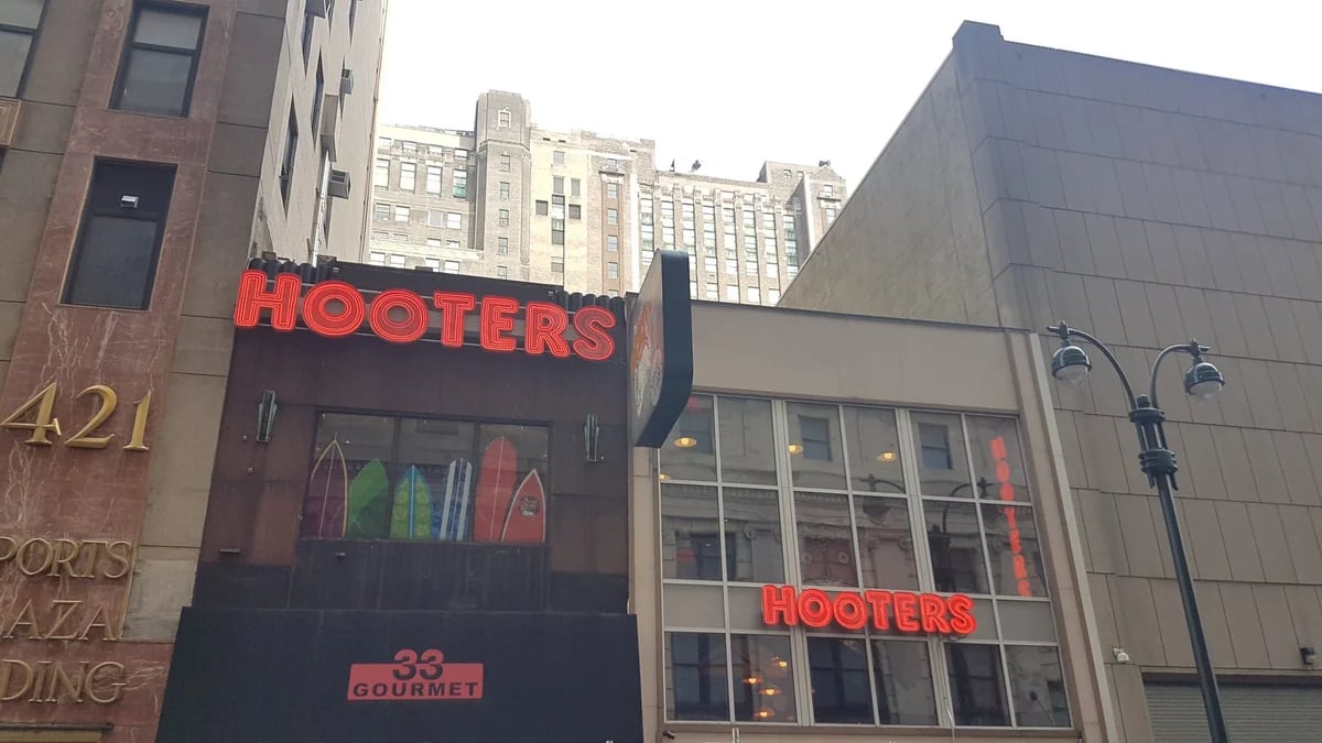 La cadena Hooters cierra decenas de restaurantes en Estados Unidos por bajo rendimiento