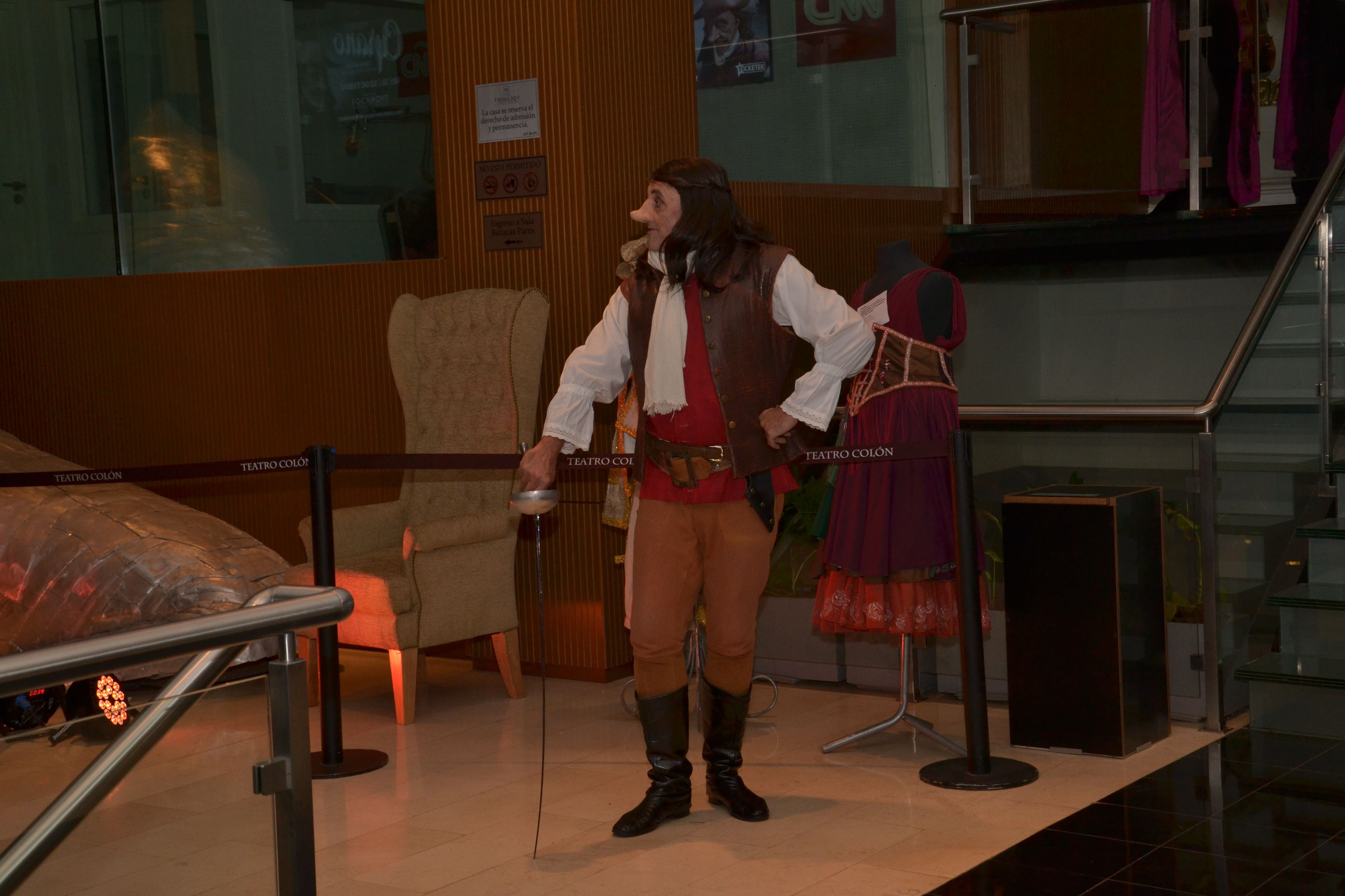 Gabriel Goity como Cyrano de Bergerac en el hall del Tronador 