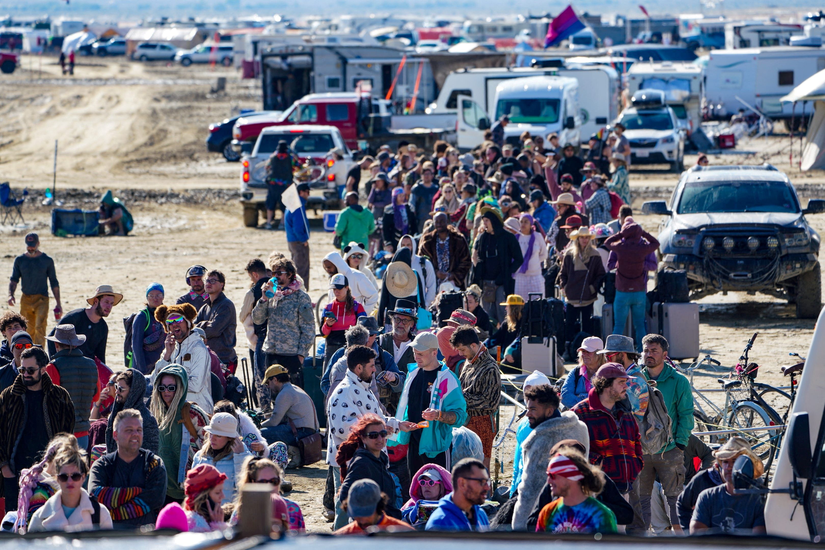 Cientos de asistentes al Burning Man que tenían previsto salir en autobuses esperan información sobre cuándo podrán marcharse el Día del Trabajo, después de que una tormenta convirtiera el lugar en barro el 4 de septiembre de 2023.  Trevor Hughes / USA TODAY NETWORK vía REUTERS