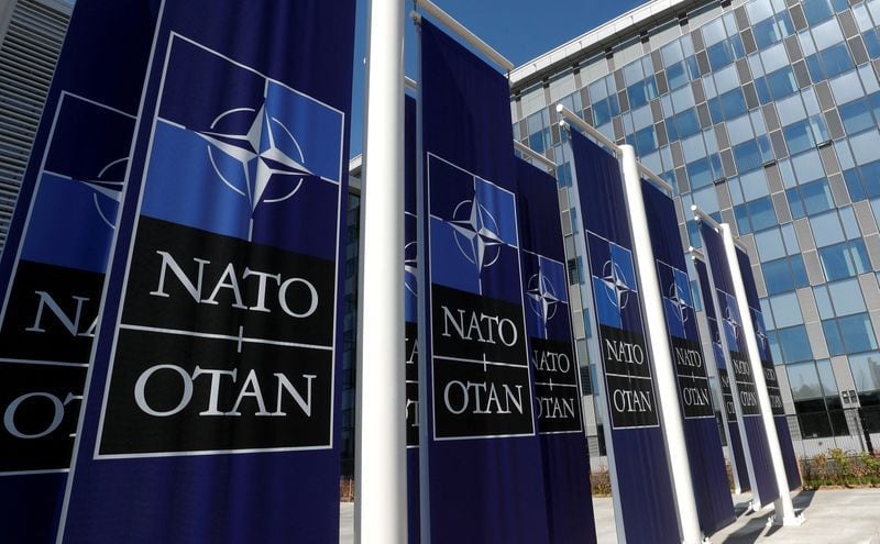 FOTO DE ARCHIVO: Pancartas con el logotipo de la OTAN se colocan en la entrada de la nueva sede de la OTAN durante el traslado al nuevo edificio, en Bruselas, Bélgica. 19 de abril de 2018. REUTERS/Yves Herman/