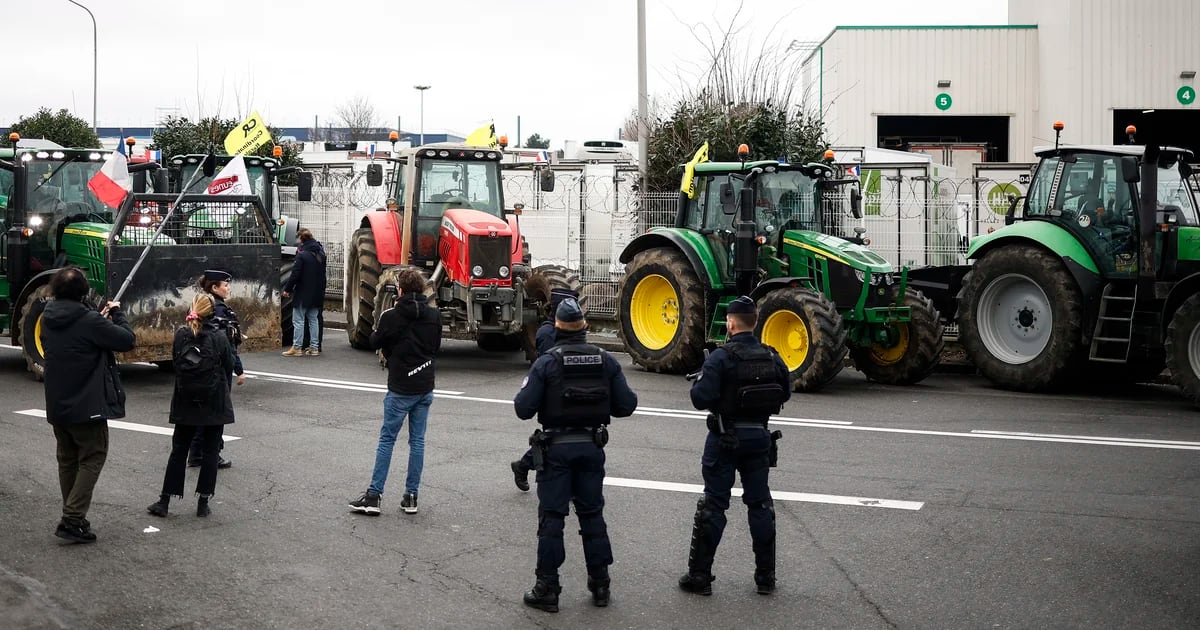 Aumenta la tensione in Francia: 79 manifestanti sono stati arrestati dopo aver preso d'assalto un mercato nella regione parigina