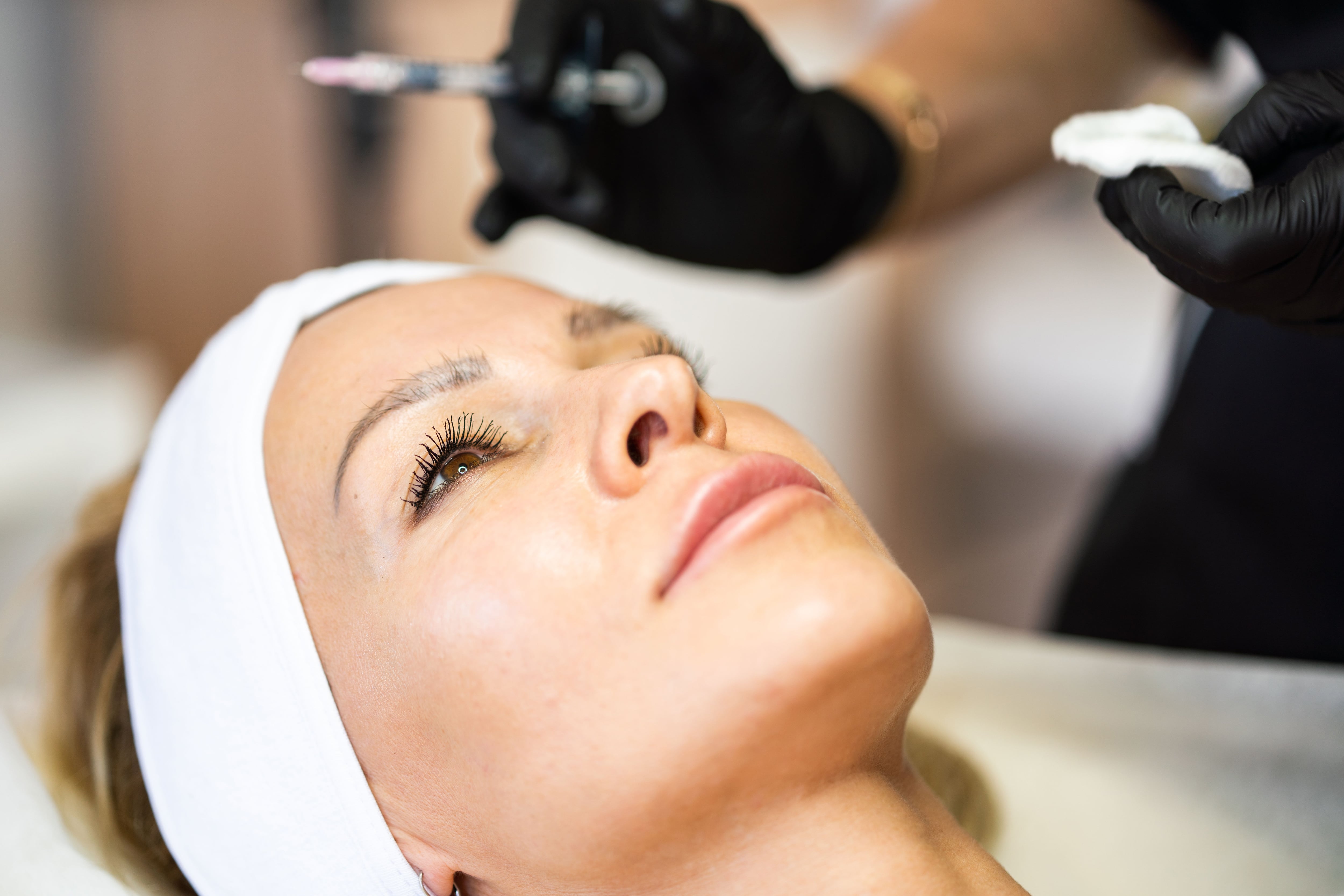 Mujer recibiendo un tratamiento facial estético (Getty Images)