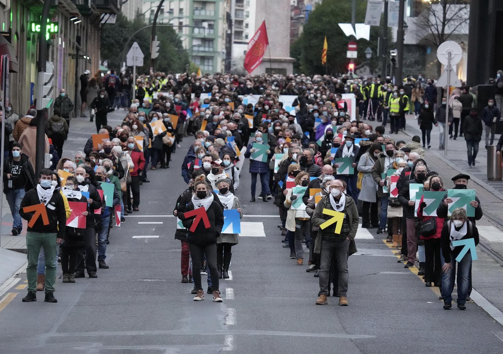 08/01/2022 Varias personas en la concentración convocada por Sare a  favor de los presos de ETA, a 8 de enero de 2022, en Bilbao, País Vasco, (España). La red ciudadana Sare ha convocado diferentes actos para pedir el acercamiento de todos los presos de ETA, así como el desbloqueo de la progresión del segundo al tercer grado, del disfrute de permisos penitenciarios y de la concesión de la libertad condicional. Este año debido a la pandemia su tradicional manifestación de comienzo de año en Bilbao se reparte en decenas de localidades. Las asociaciones de víctimas del terrorismo han pedido a la Justicia que suspenda los actos por enaltecimiento del terrorismo.
POLITICA 
H.Bilbao - Europa Press
