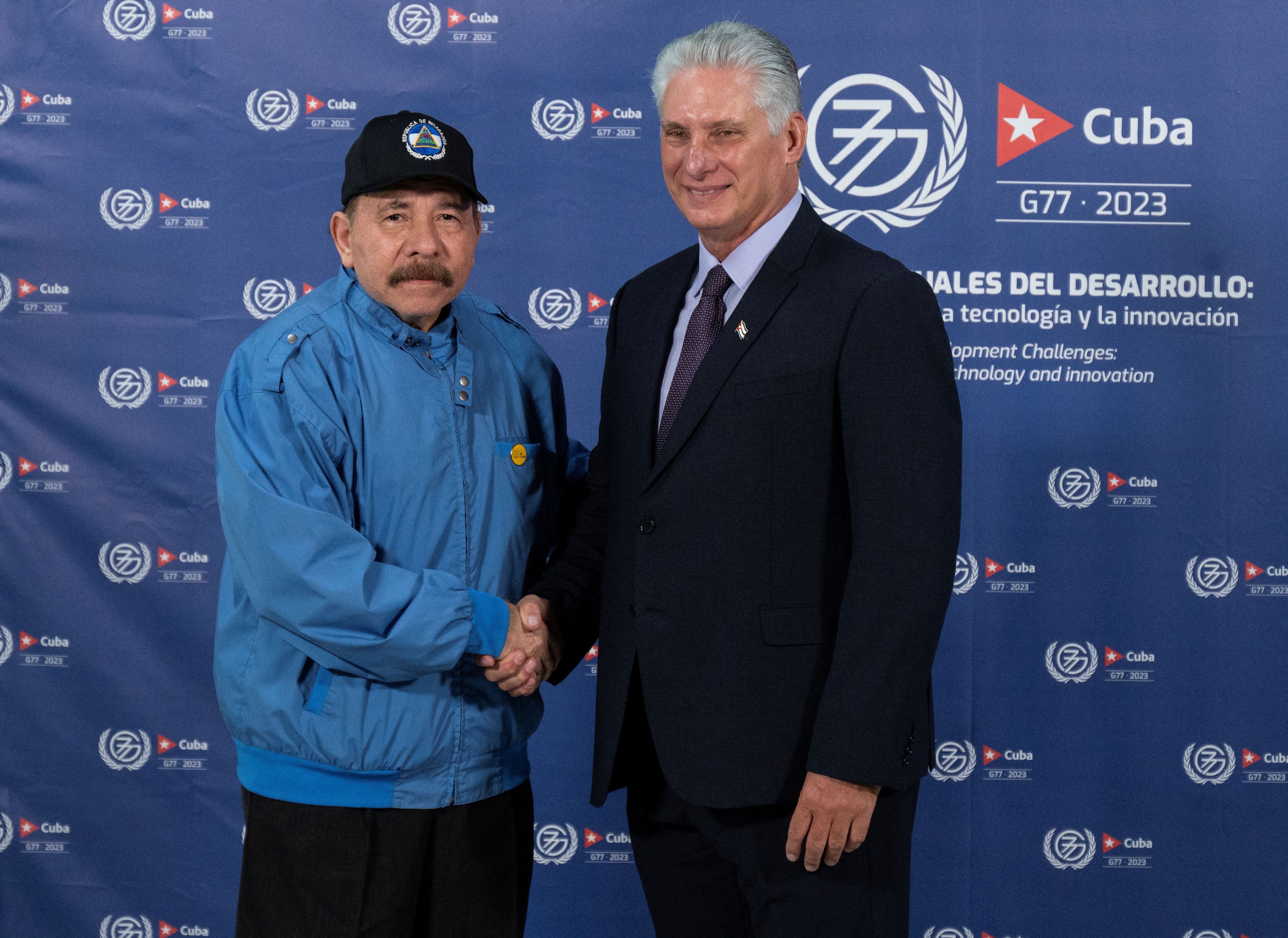 El dictador de Nicaragua, Daniel Ortega, saluda al cubano Miguel Díaz Canel (YAMIL LAGE/Pool via REUTERS)