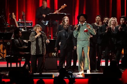 Mavis Staples, Leon Bridges y Jon Batiste actuando en los Grammy (8 de febrero de 2019/REUTERS/Mario Anzuoni)