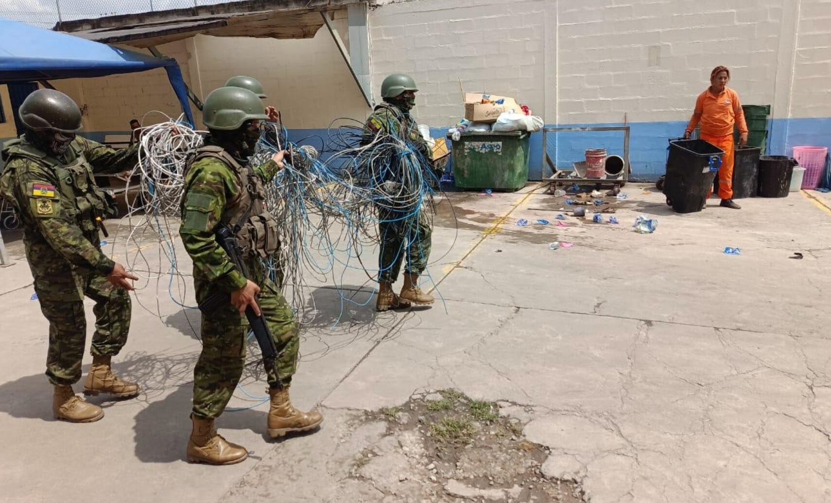 Efectivos militares retiraron los cables que proveían de internet y televisión a los presos de Machala. (X/Ejército)
