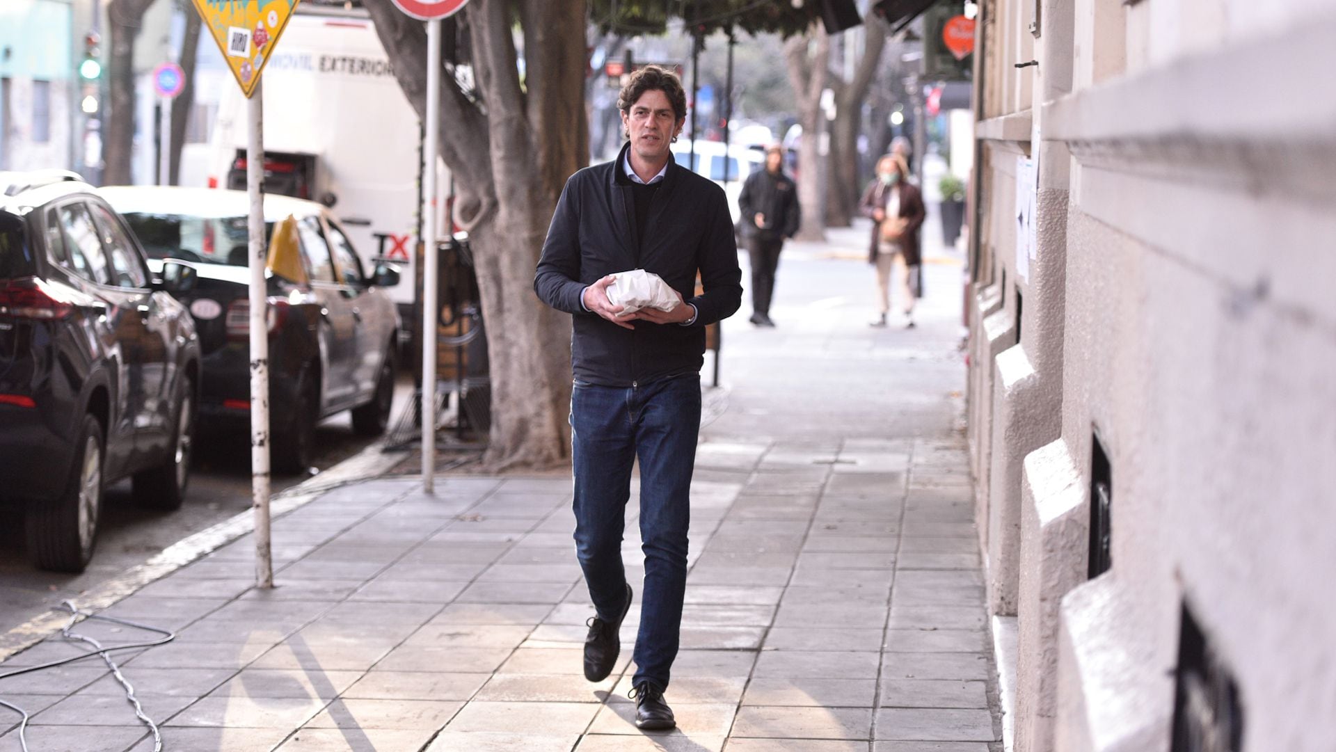 Martín Lousteau llega al Centro Educativo San Francisco Javier del barrio de Palermo. A él, a Jorge Macri, a Diego Santilli y a Juan Grabois se los vio también con una bolsa de facturas