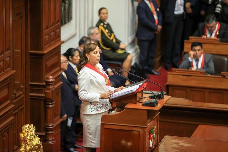 La presidenta de Perú, Dina Boluarte, pronuncia su discurso a la nación en el día de la independencia de la república, ante el Congreso, En Lima. Viernes, 28 de julio. Jhonel Rodriguez Robles/Presidencia de Perú vía REUTERS. 