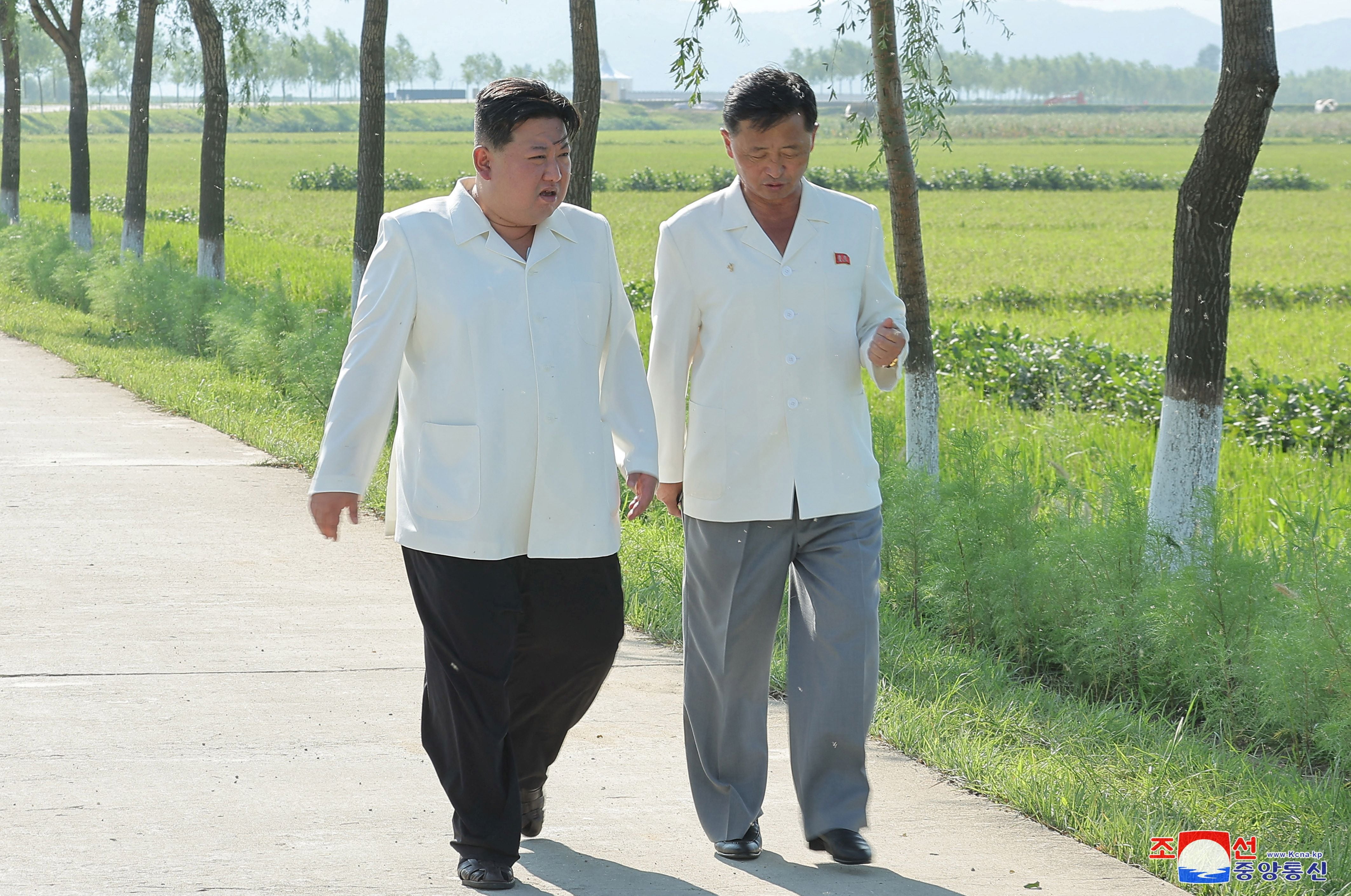 El dictador y su primer ministro, Kim Tok Hun, uno de los señalados por la crisis (KCNA/Reuters)