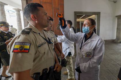 25/08/2020 Personal médico comprueba la temperatura de varios agentes de la Policía de Ecuador, en medio de la crisis sanitaria de la COVID-19.
POLITICA SUDAMÉRICA ECUADOR LATINOAMÉRICA INTERNACIONAL
SANTIAGO ARMAS / ZUMA PRESS / CONTACTOPHOTO
