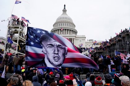 Manifestantes pro-Trump asaltan los terrenos del Capitolio en Washington, DC, Estados Unidos, el 6 de enero de 2021. EFE/EPA/WILL OLIVER/Archivo
