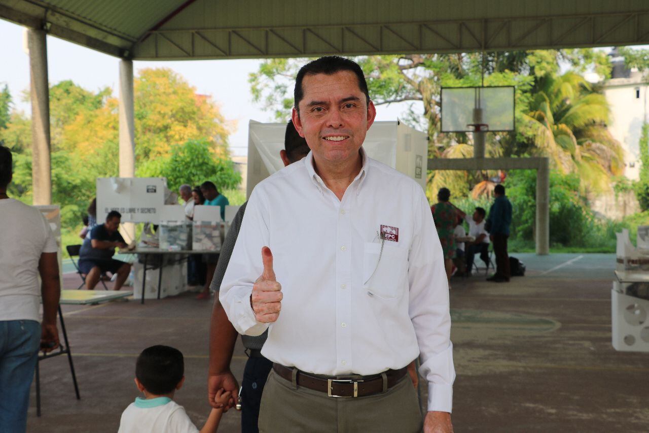 El licenciado Vladimir Hernández Venegas acudió a realizar su voto