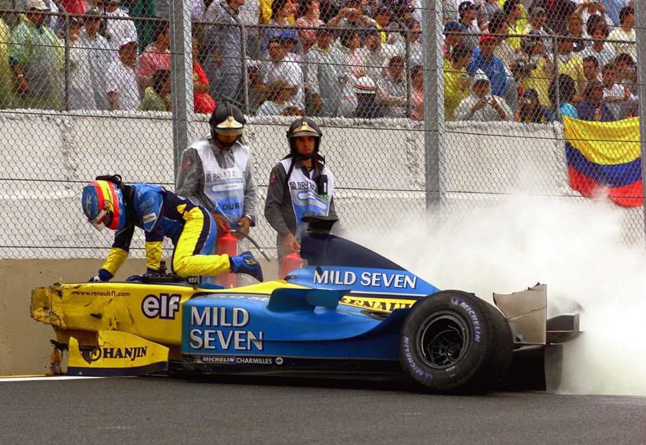 Fernando Alonso tras el accidente sufrida en el GP de Brasil 2003.
