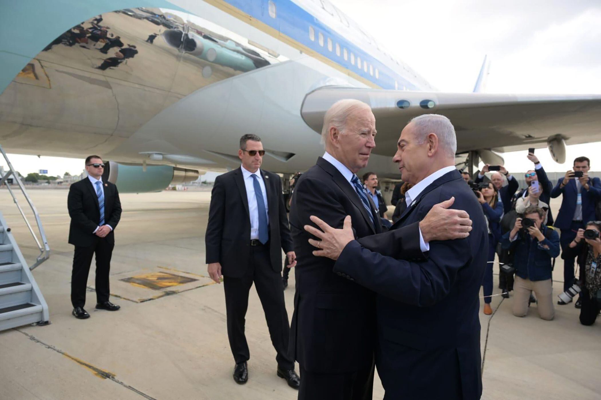 Benjamin Netanyahu da la bienvenida a Joe Biden en el Aeropuerto Internacional Ben-Gurion (Israel)