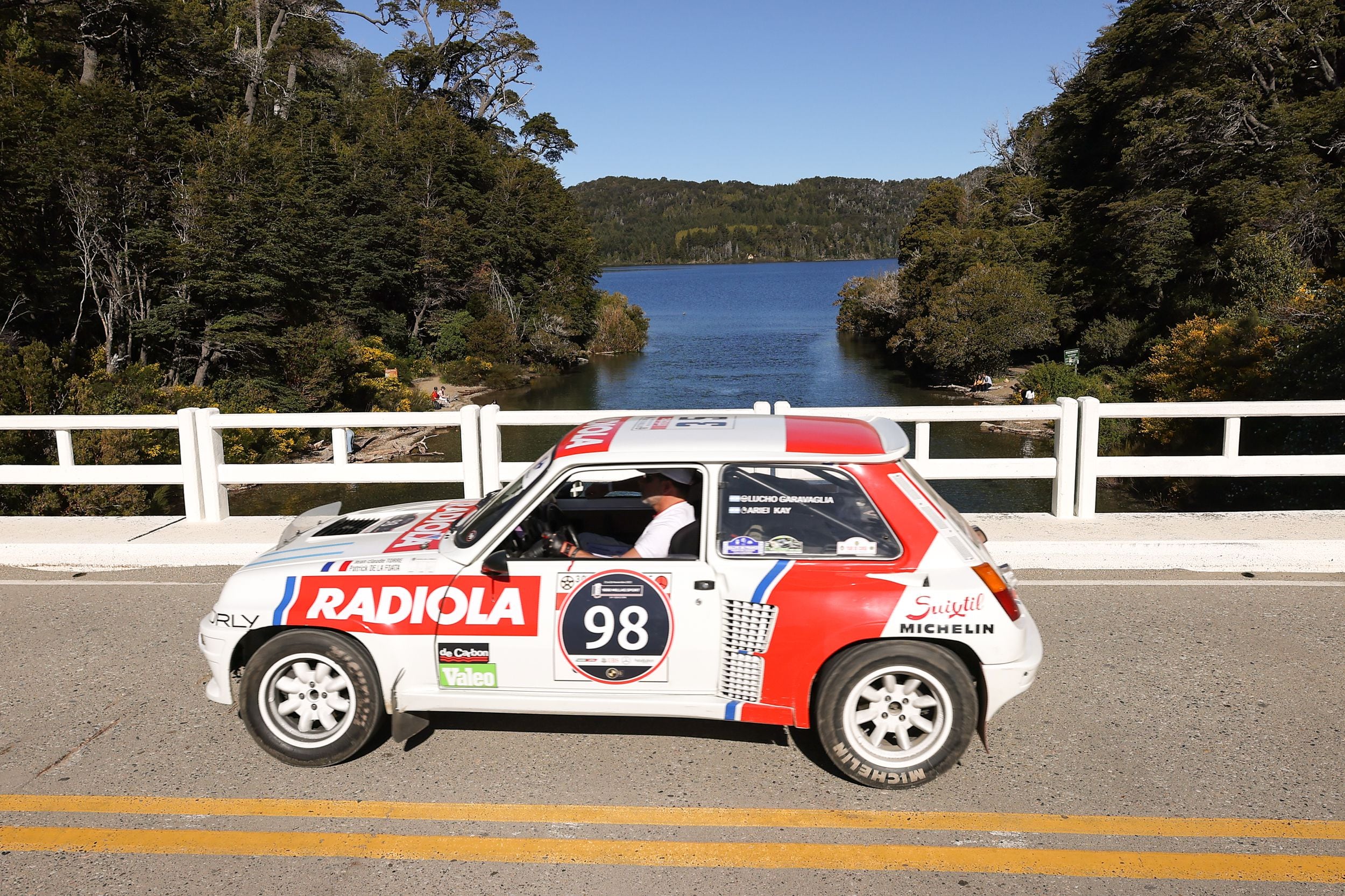 Un hermoso Renault 5 del Rally Mundial de los años ochenta en plena acción (Crédito: Prensa Mil Millas Sport)