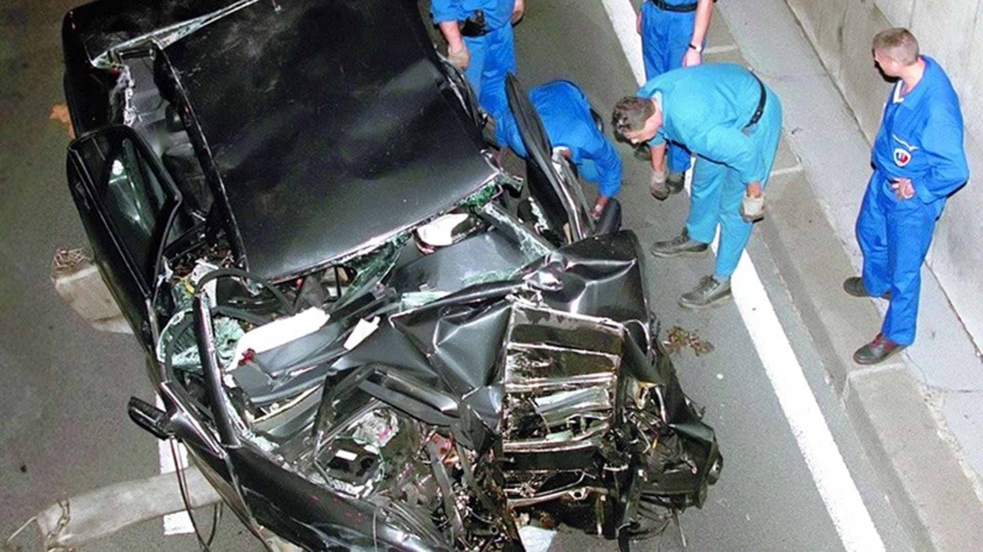Diana de Gales se mató en un accidente automovilístico junto con Dodi Al-Fayed, su pareja, el 31 de agosto de 1997, en París (AP)