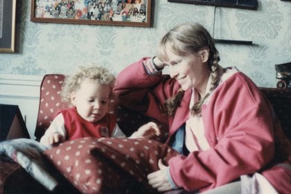 Mia Farrow junto a su hija Dylan en el documental "Allen vs. Farrow"