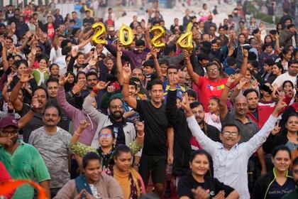 La gente sostiene la cifra 2024 y vitorea durante un evento para despedir el 2023 y dar la bienvenida al Año Nuevo en Ahmedabad, India, el domingo 31 de diciembre de 2023. (Foto AP/Ajit Solanki)
