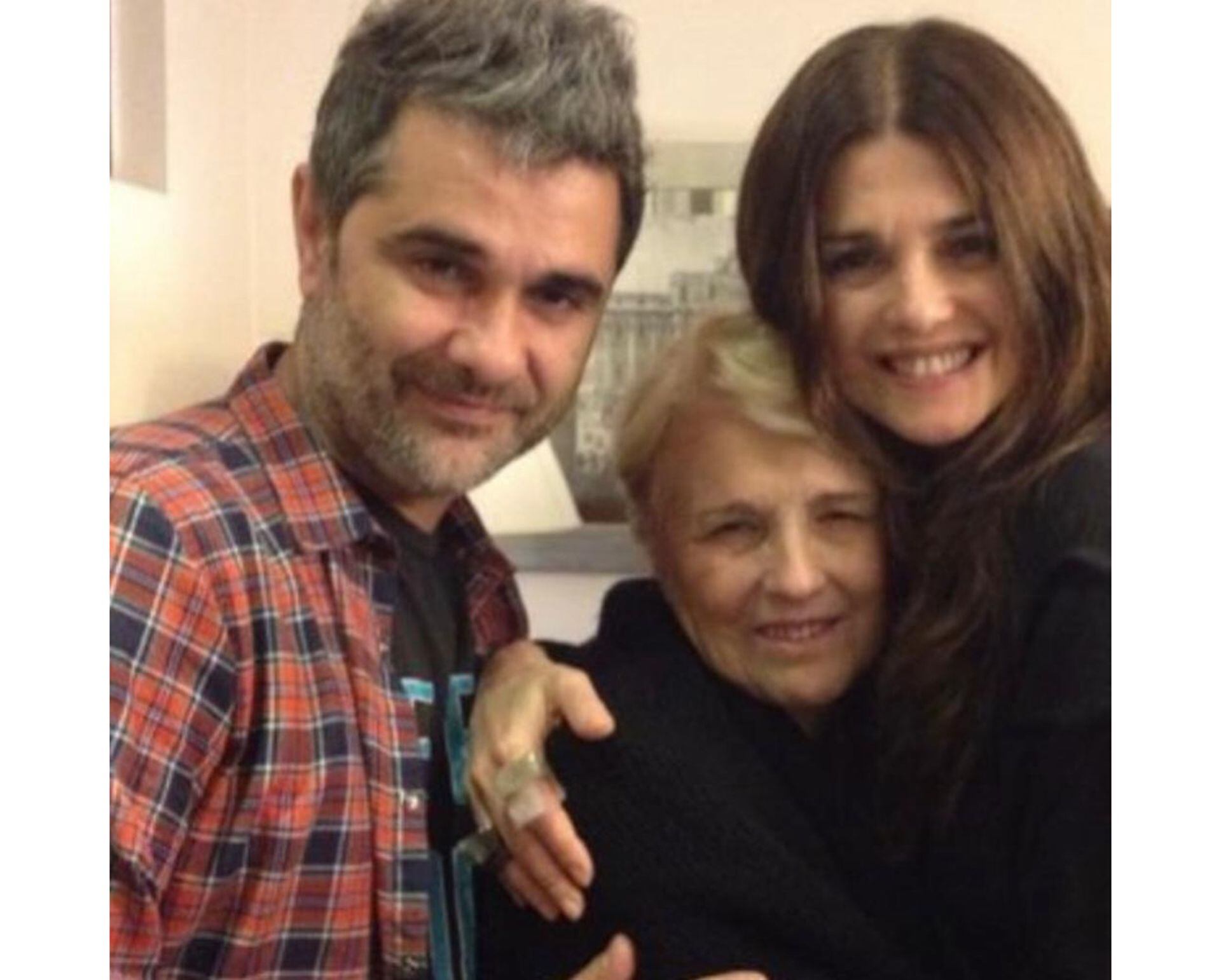 Araceli González junto a su madre, Rosa Monteferrario y su hermano, el productor Adrián González