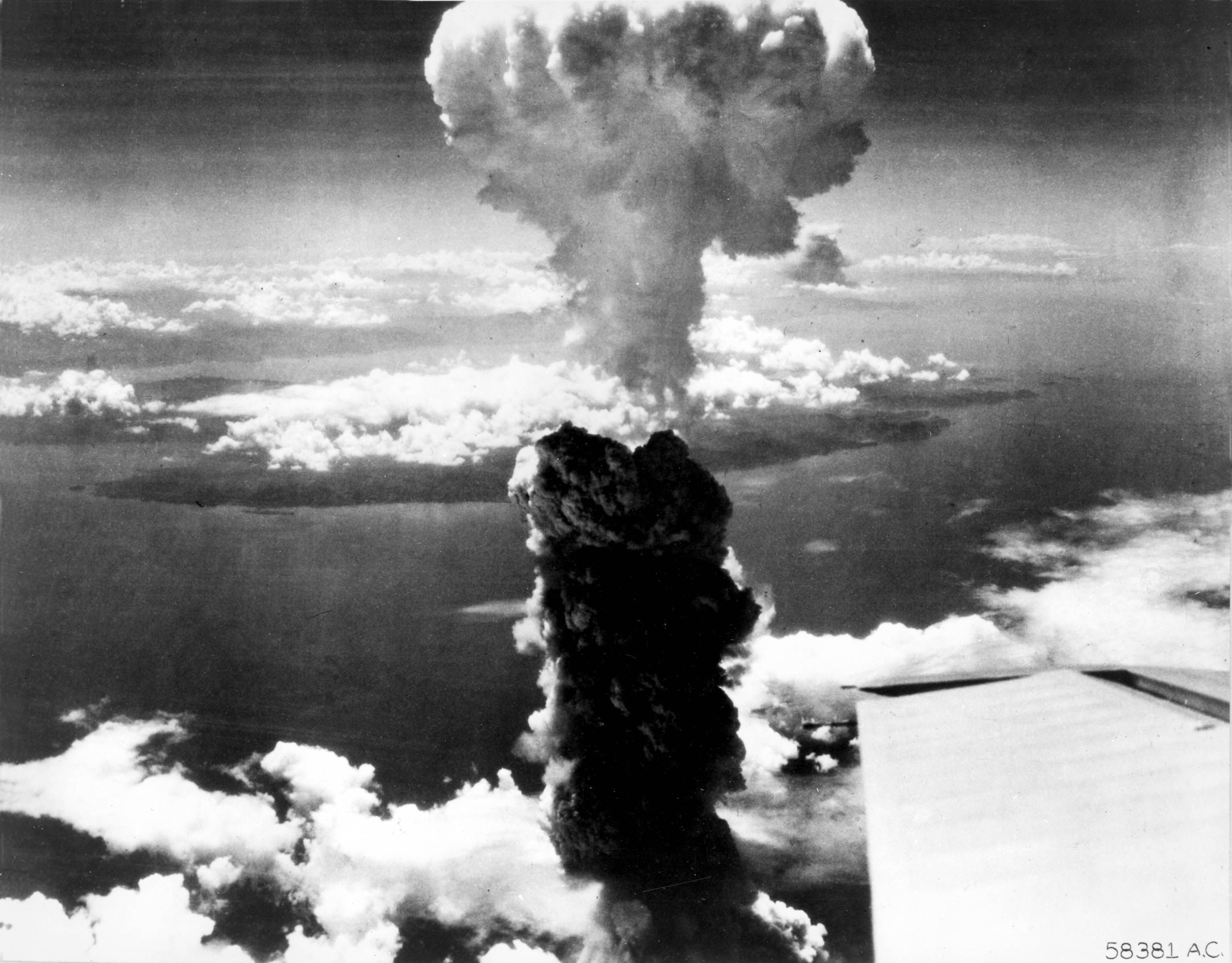 El humo se eleva a más de 60,000 pies en el aire sobre Nagasaki, Japón. La bomba atómica fue lanzada desde un bombardero B-29 Superfortress el 9 de agosto de 1945 (Fuerza Aérea de EE. UU./ REUTERS)