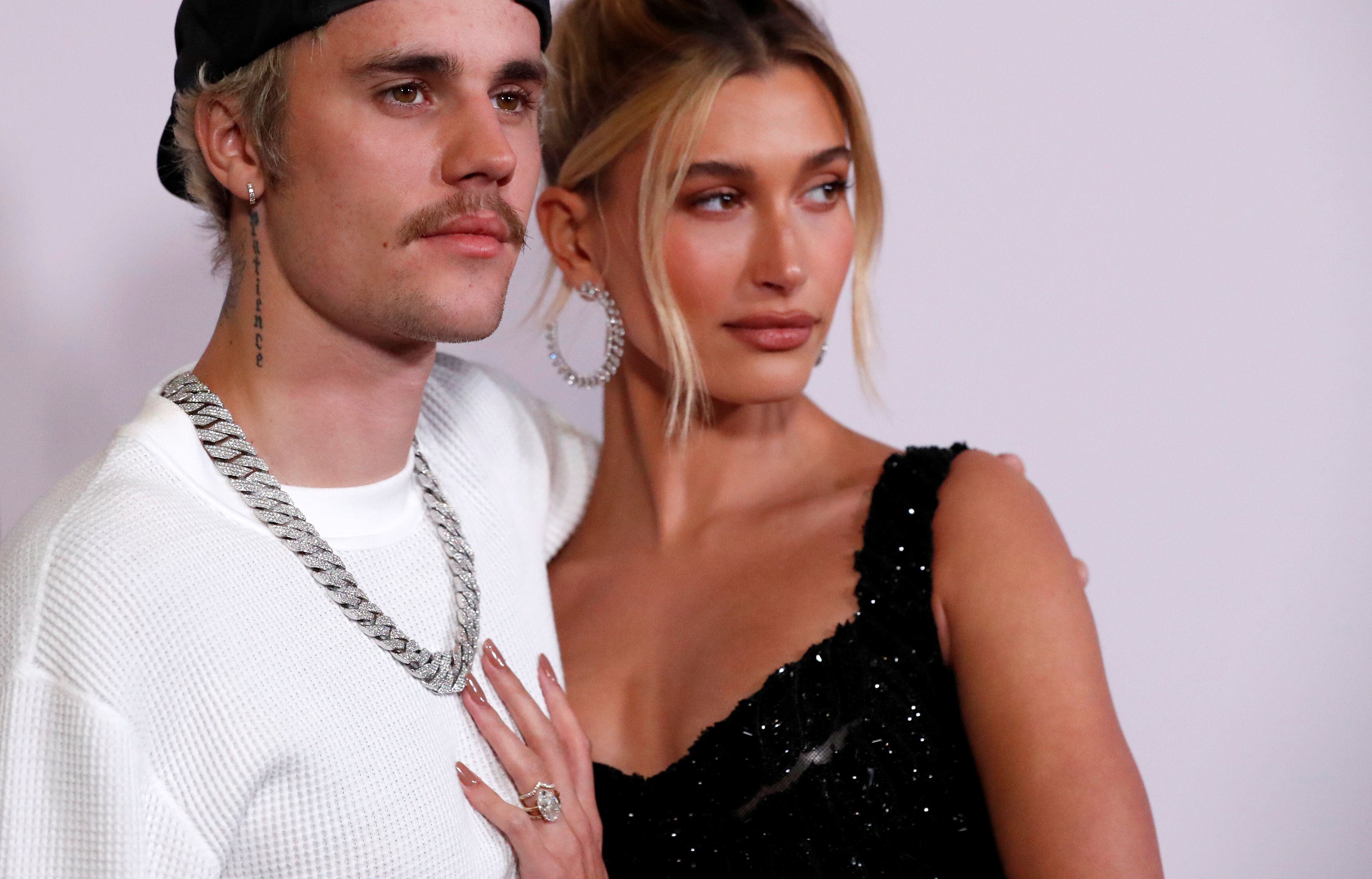 Justin Bieber junto a su esposa, Hailey Baldwin (REUTERS/Mario Anzuoni)