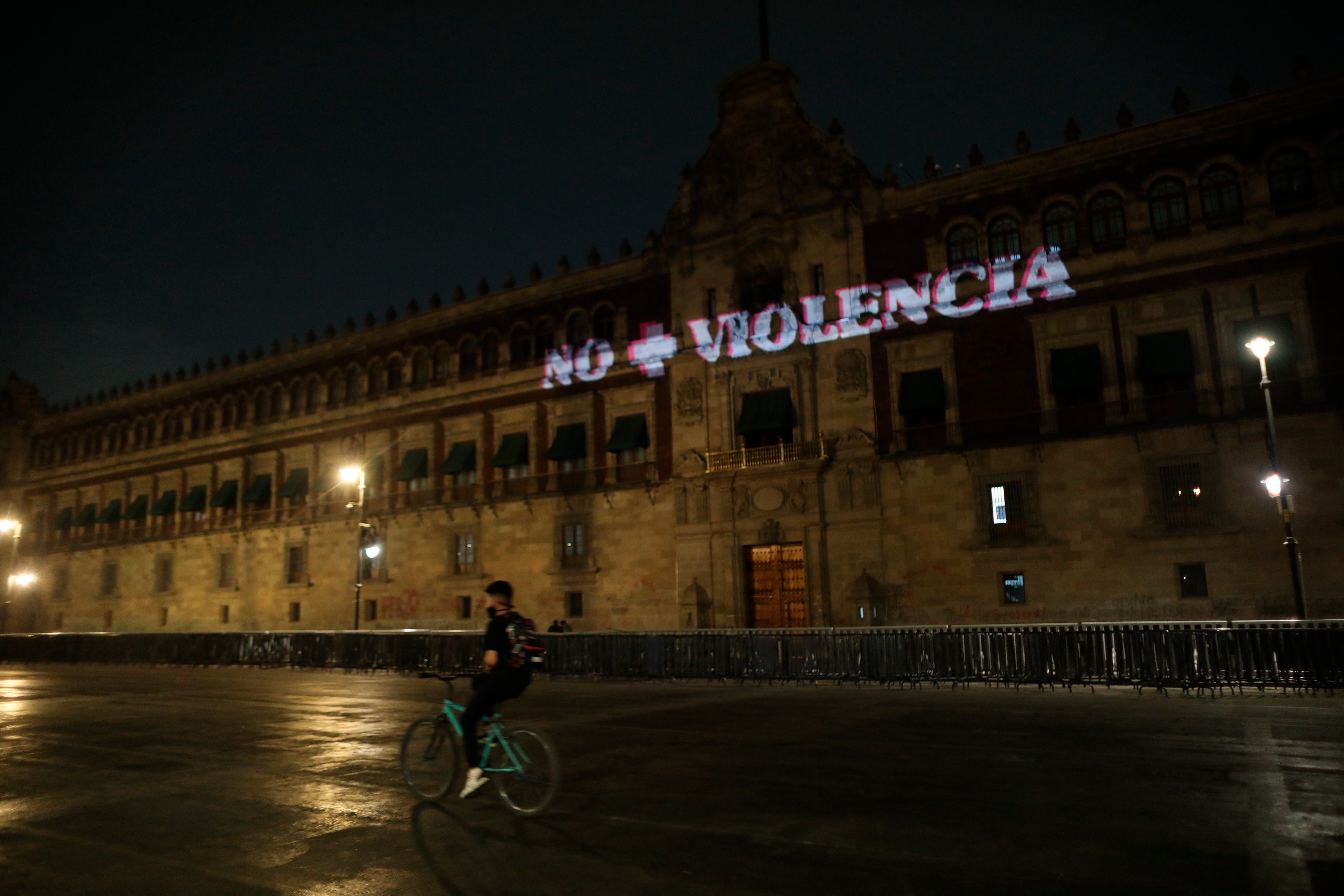 AMLO - ANDRES MANUEL LOPEZ OBRADOR - PALACION NACIONAL - PROYECCION - PROTESTA - FEMINISTA - MEXICO - 15032021