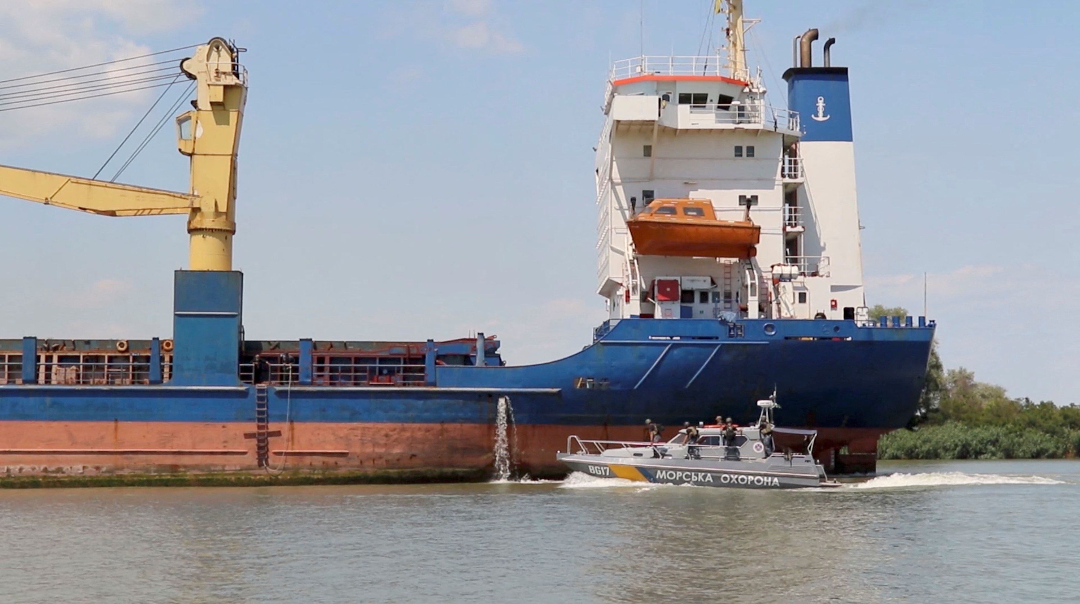 Un buque de carga navega seguido por un cúter de la Guardia Costera de Ucrania a través de la desembocadura del río Bystre, que conecta el Mar Negro y el Danubio, en un lugar indicado como el distrito de Izmail de la región de Odesa, Ucrania, en esta captura de pantalla obtenida de un vídeo de distribución publicado el 15 de julio de 2022