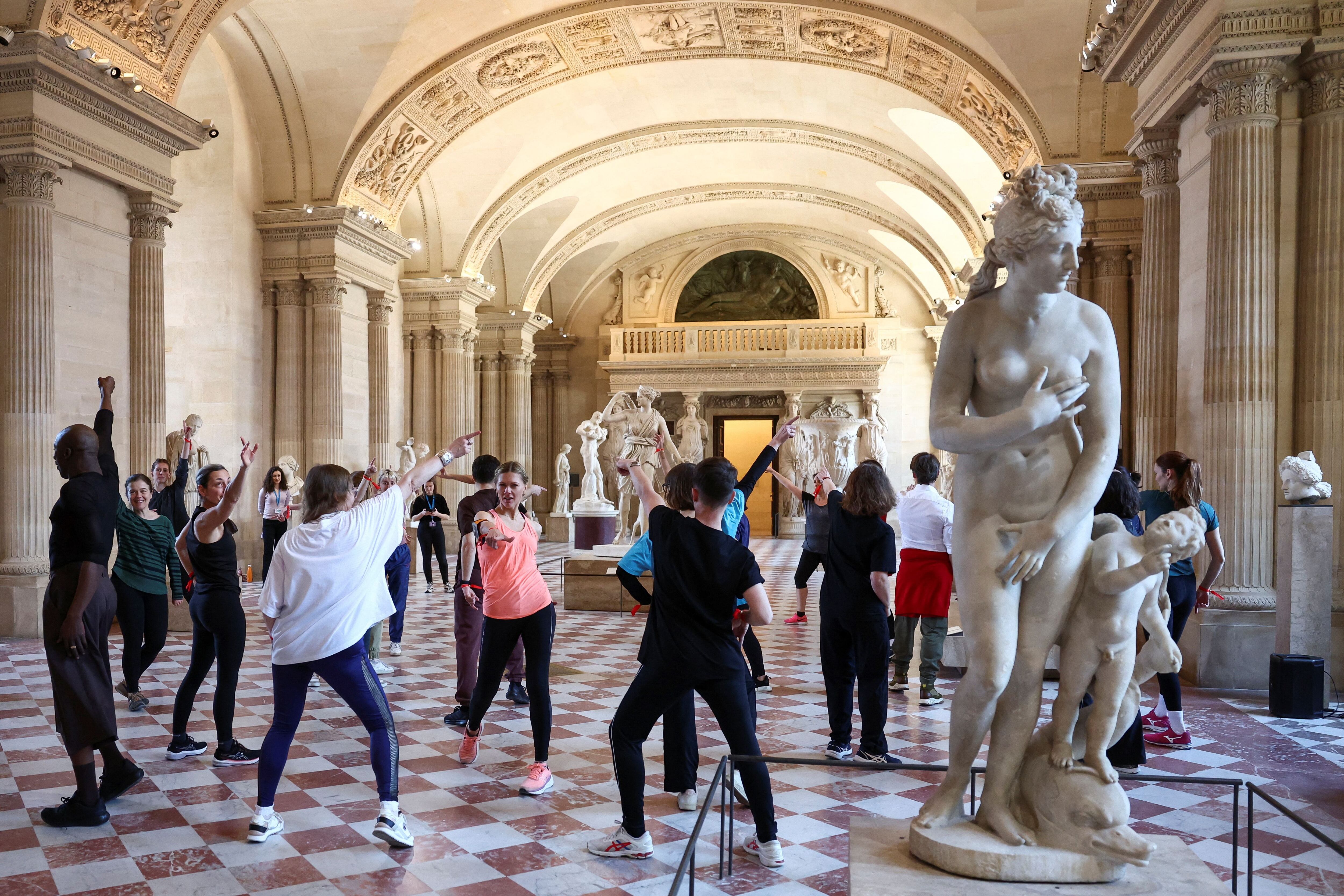 Clase de baile disco como parte del ensayo general de "Correr en el Louvre", una serie de visitas deportivas al Louvre