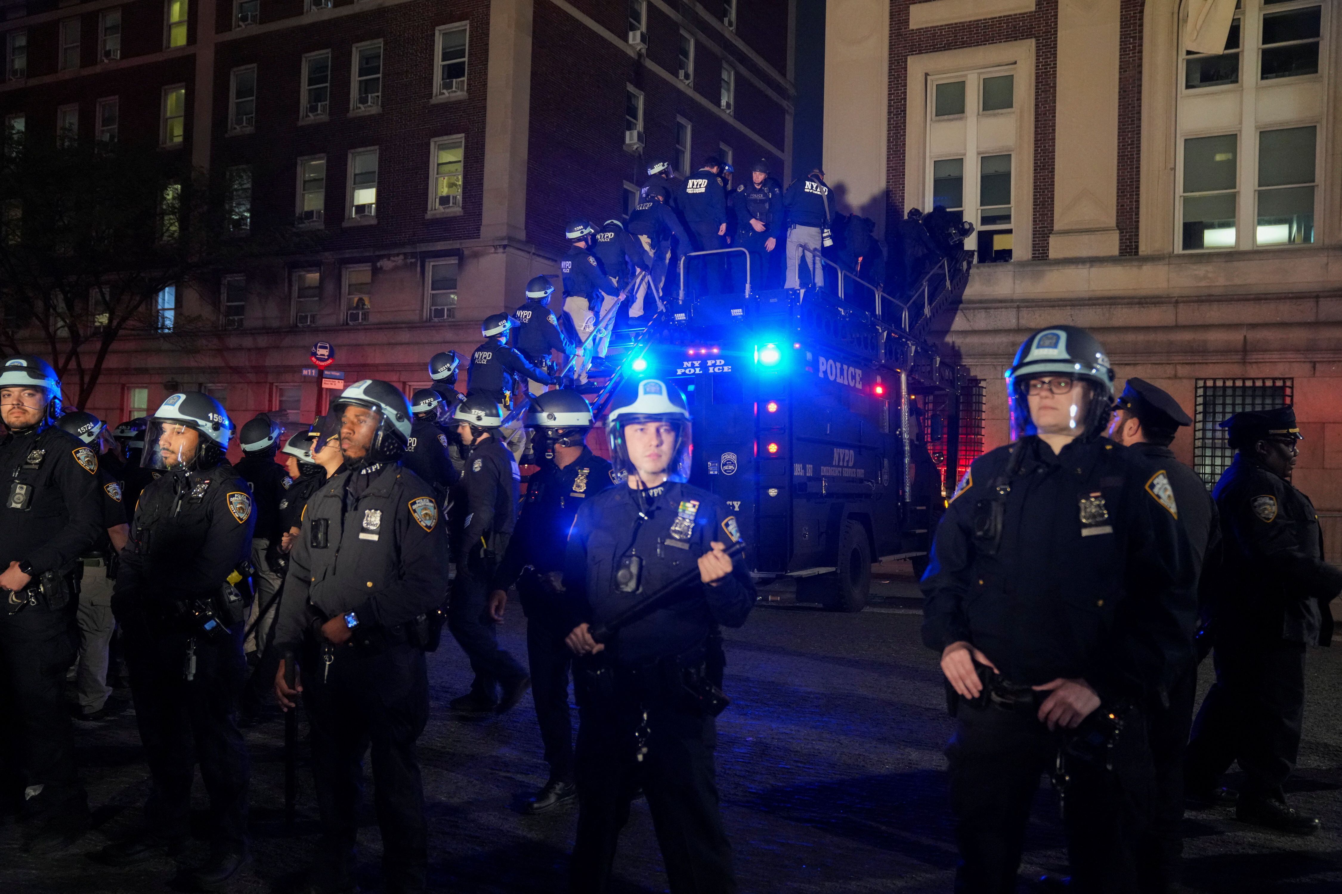 La Universidad de Columbia envió una alerta en la que advertía que se evitara la zona donde ocurría la protesta (REUTERS/David Dee Delgado)