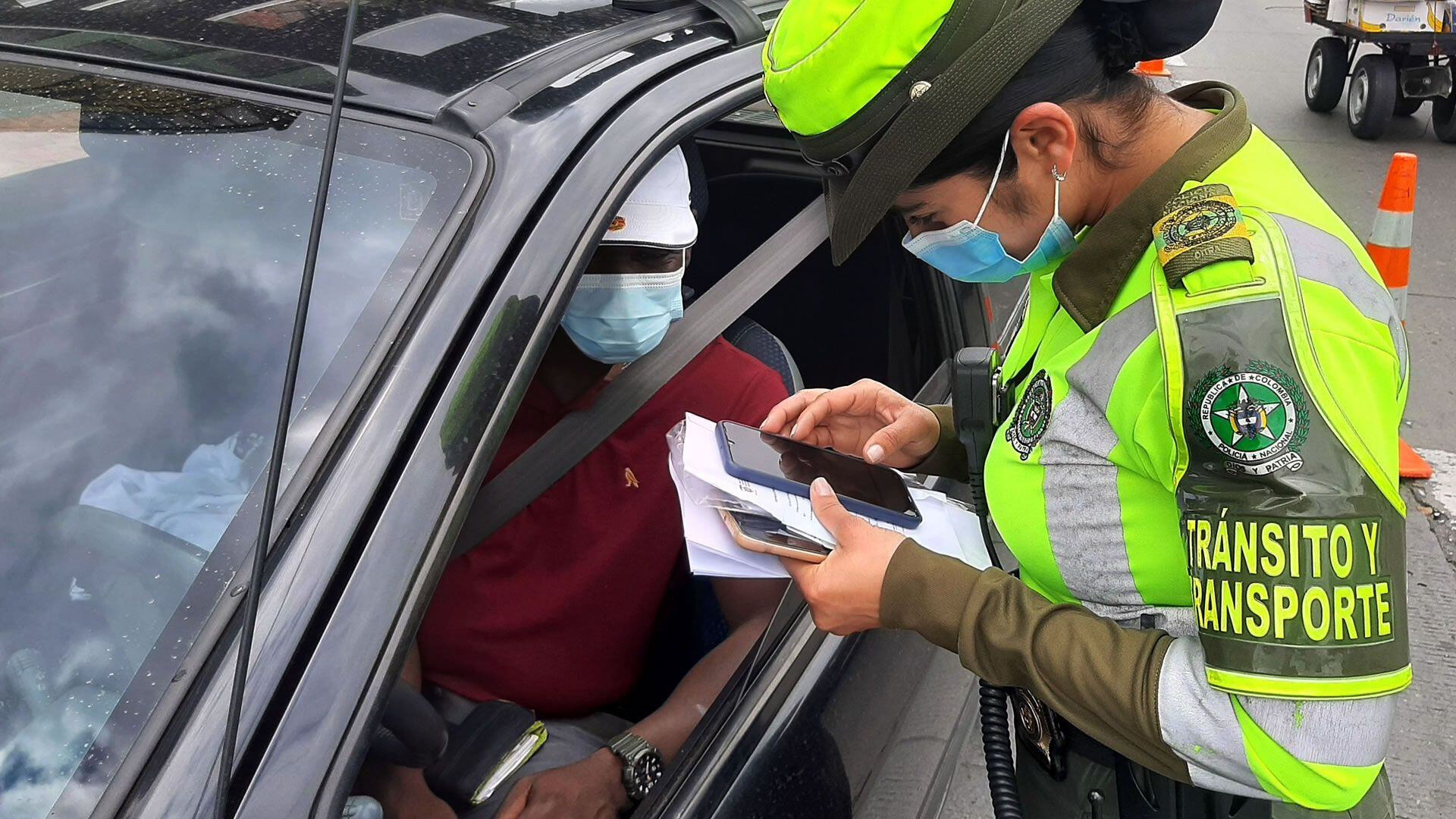 Las autoridades han impuesto un total de 166 órdenes de comparendo a conductores que no han acatado las restricciones establecidas por el Pico y Placa Regional durante el 21 de agosto. Foto: Infobae.