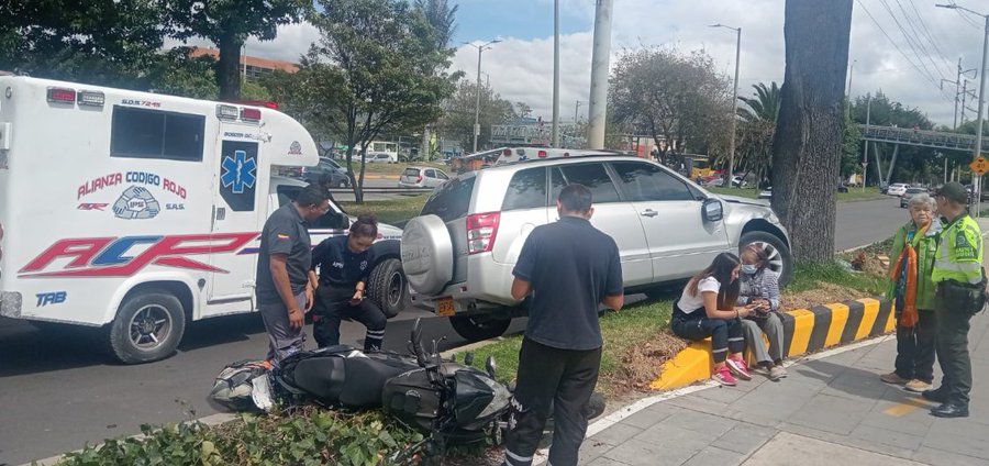 El motociclista resultó herido, por lo que fue atendido por personal médico en el lugar - crédito @BogotaTransito/X